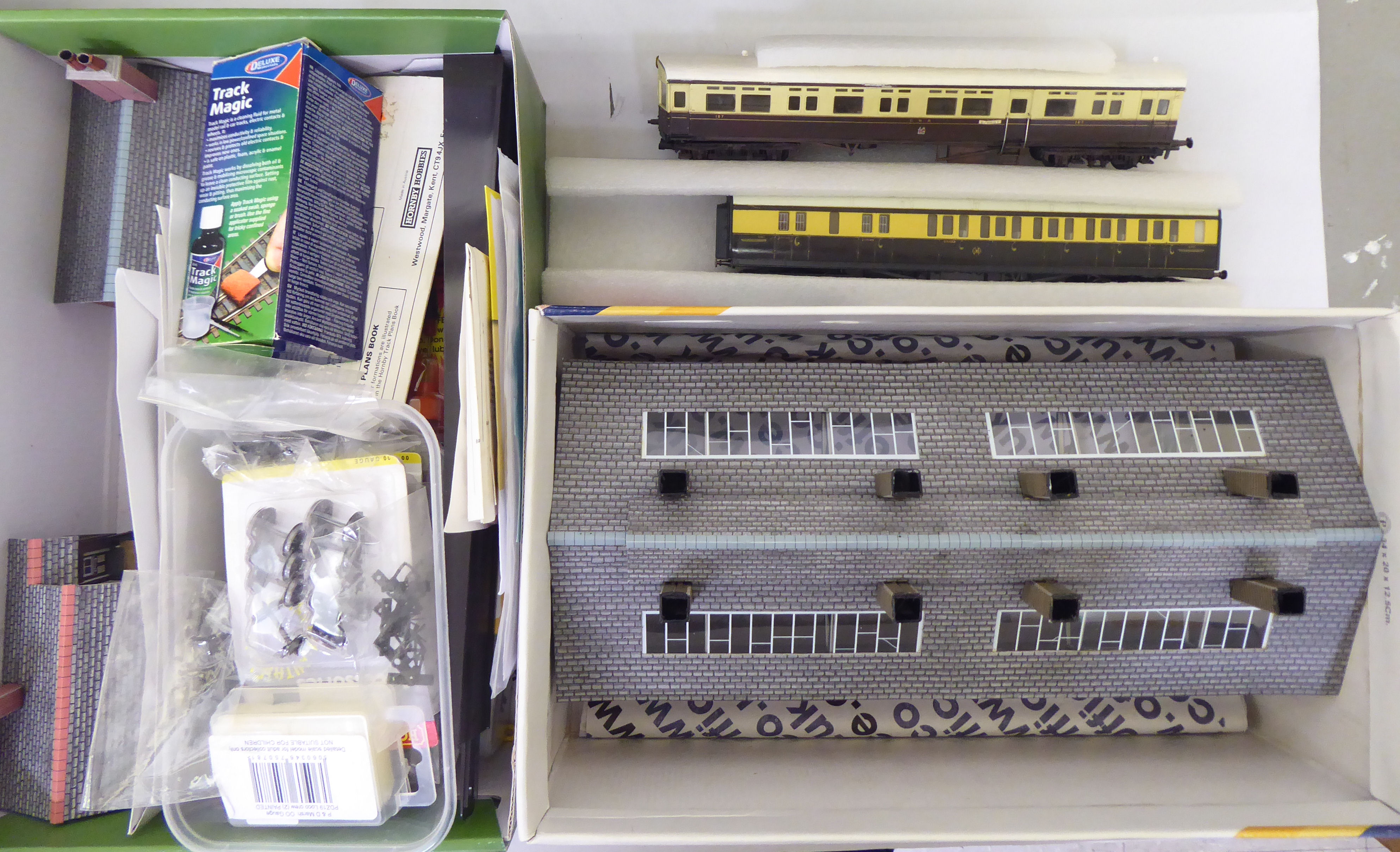 A collection of 00 gauge model locomotives, carriages, tenders and track accessories; and other - Image 2 of 25
