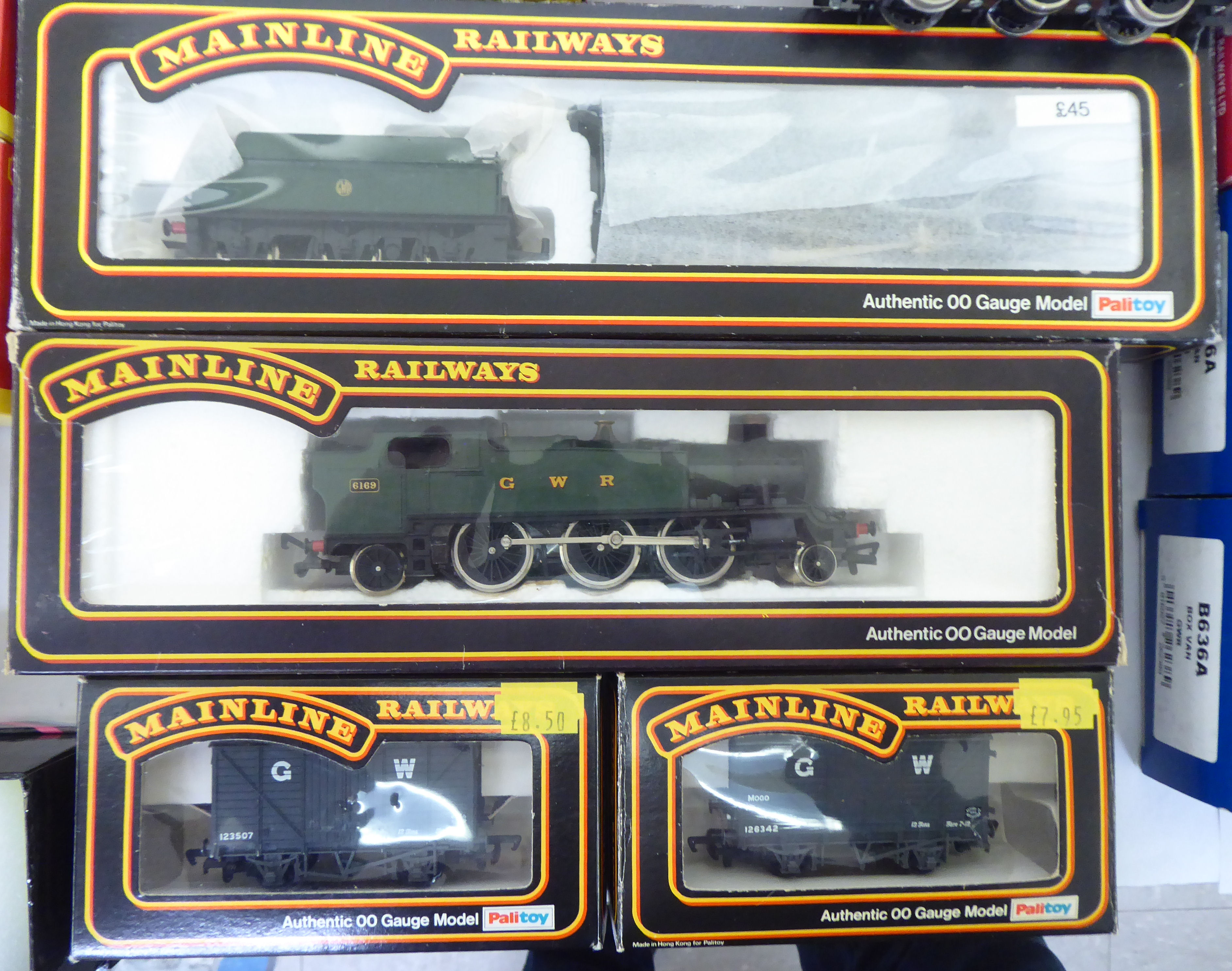 A collection of 00 gauge model locomotives, carriages, tenders and track accessories; and other - Image 19 of 25