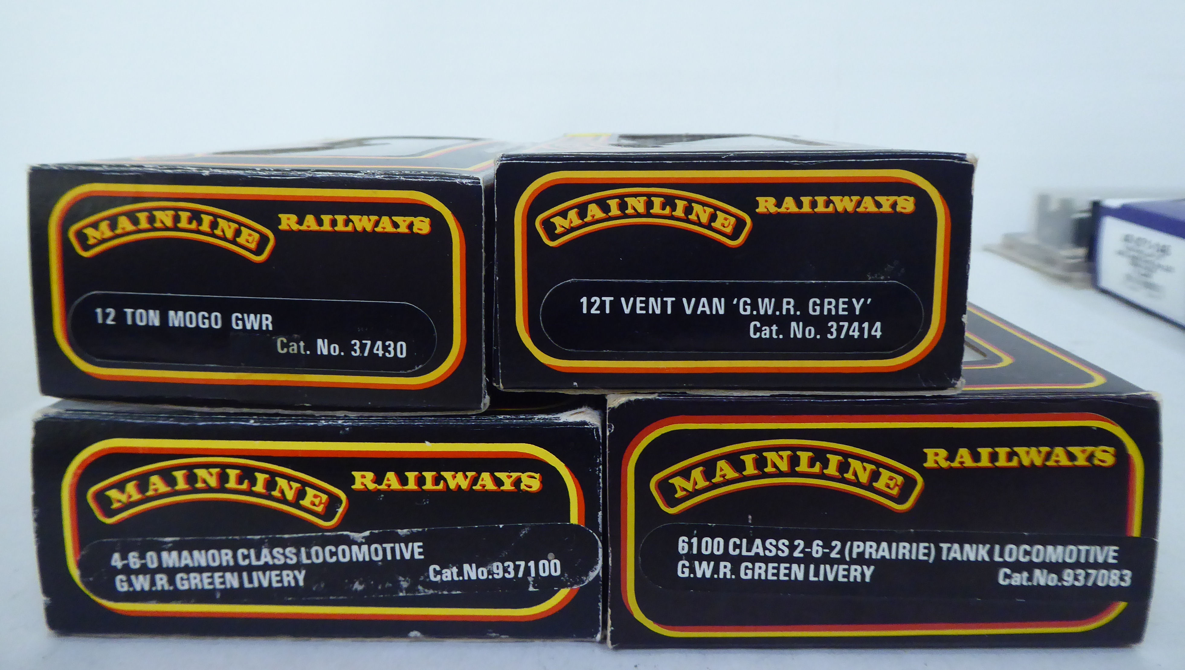 A collection of 00 gauge model locomotives, carriages, tenders and track accessories; and other - Image 23 of 25