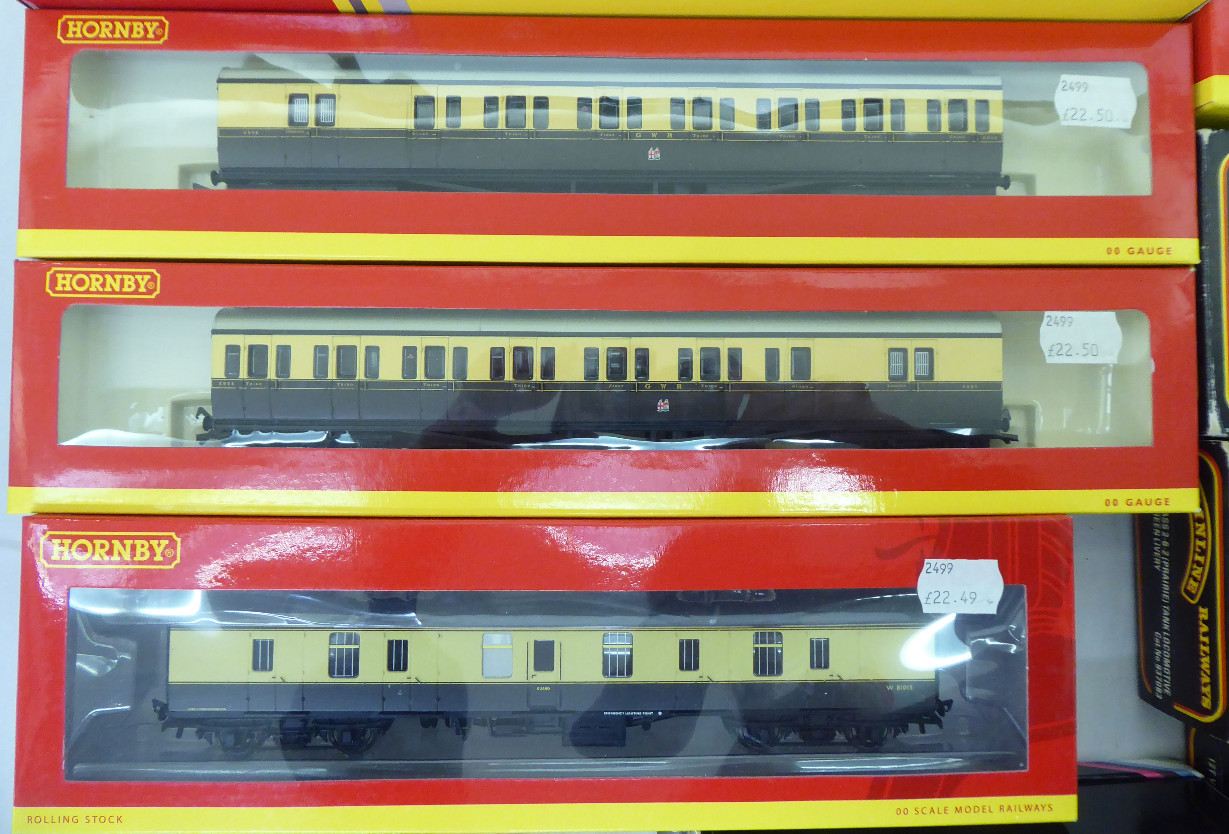 A collection of 00 gauge model locomotives, carriages, tenders and track accessories; and other - Image 15 of 25