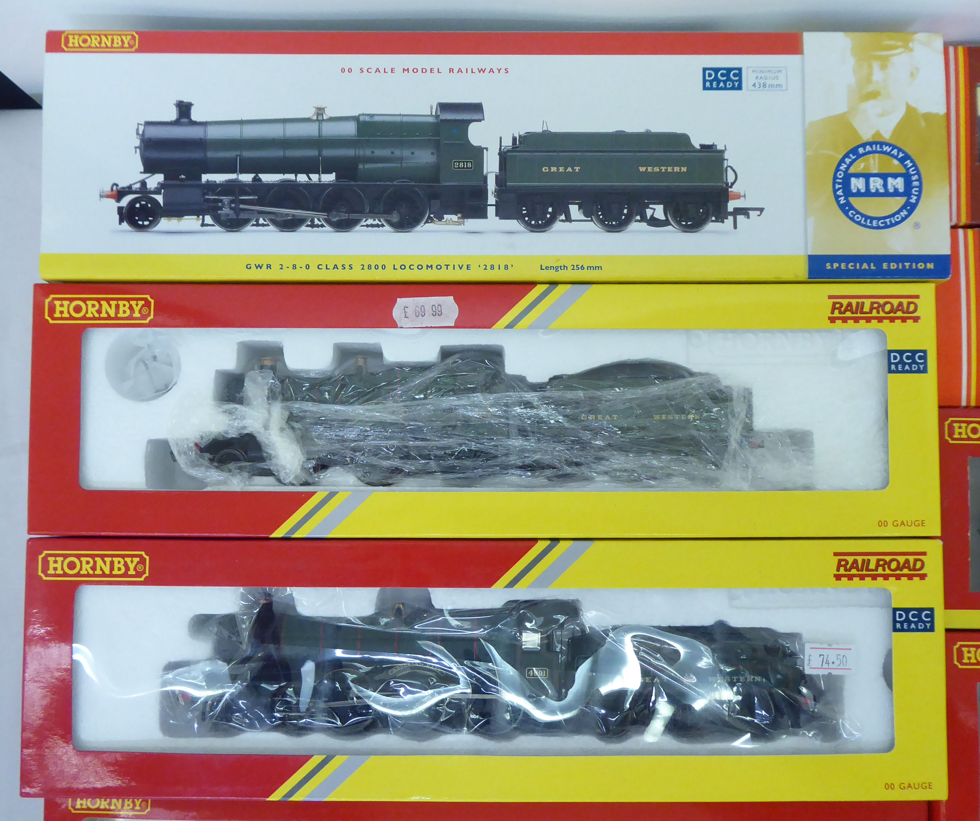 A collection of 00 gauge model locomotives, carriages, tenders and track accessories; and other - Image 14 of 25