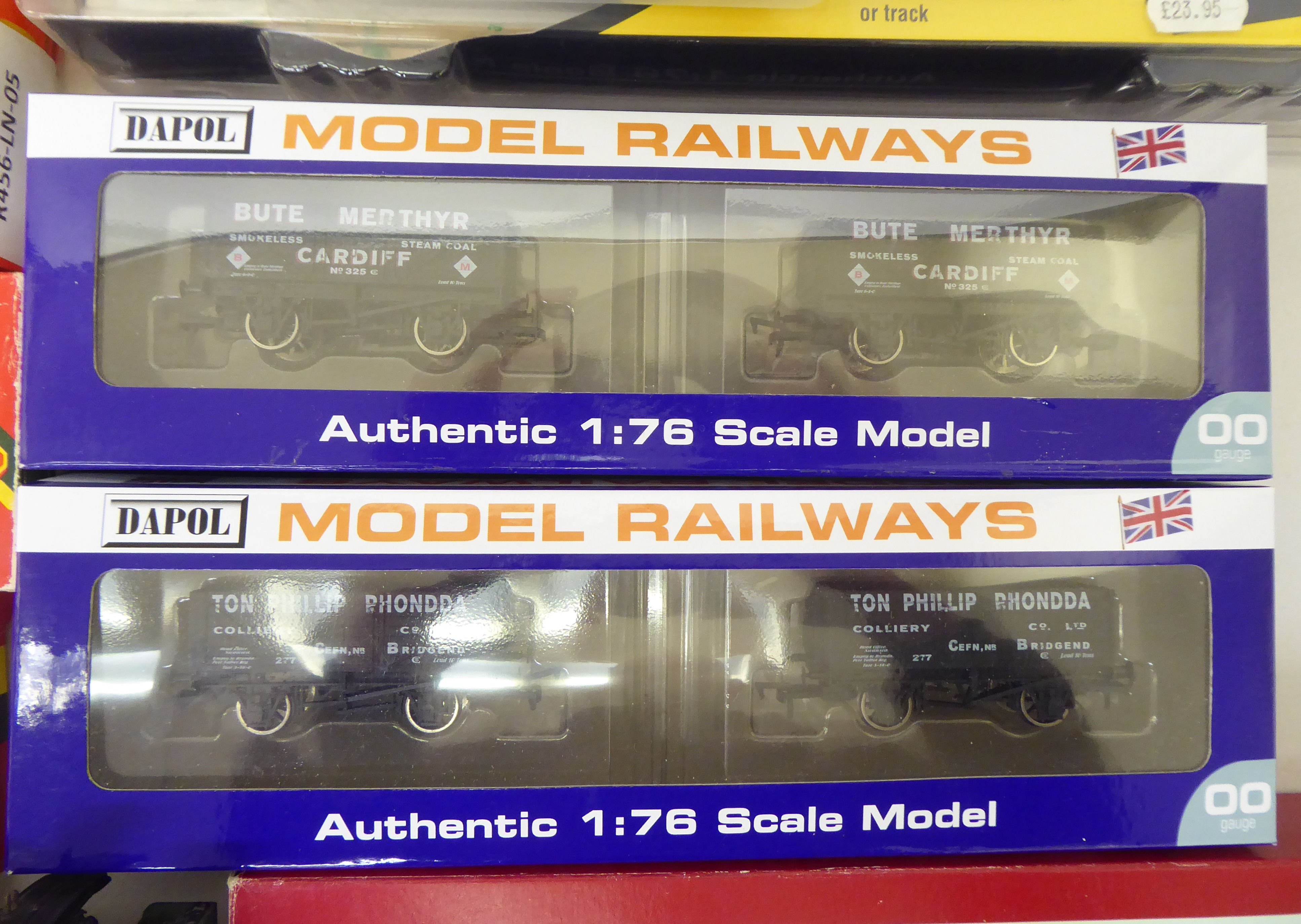 A collection of 00 gauge model locomotives, carriages, tenders and track accessories; and other - Image 17 of 25