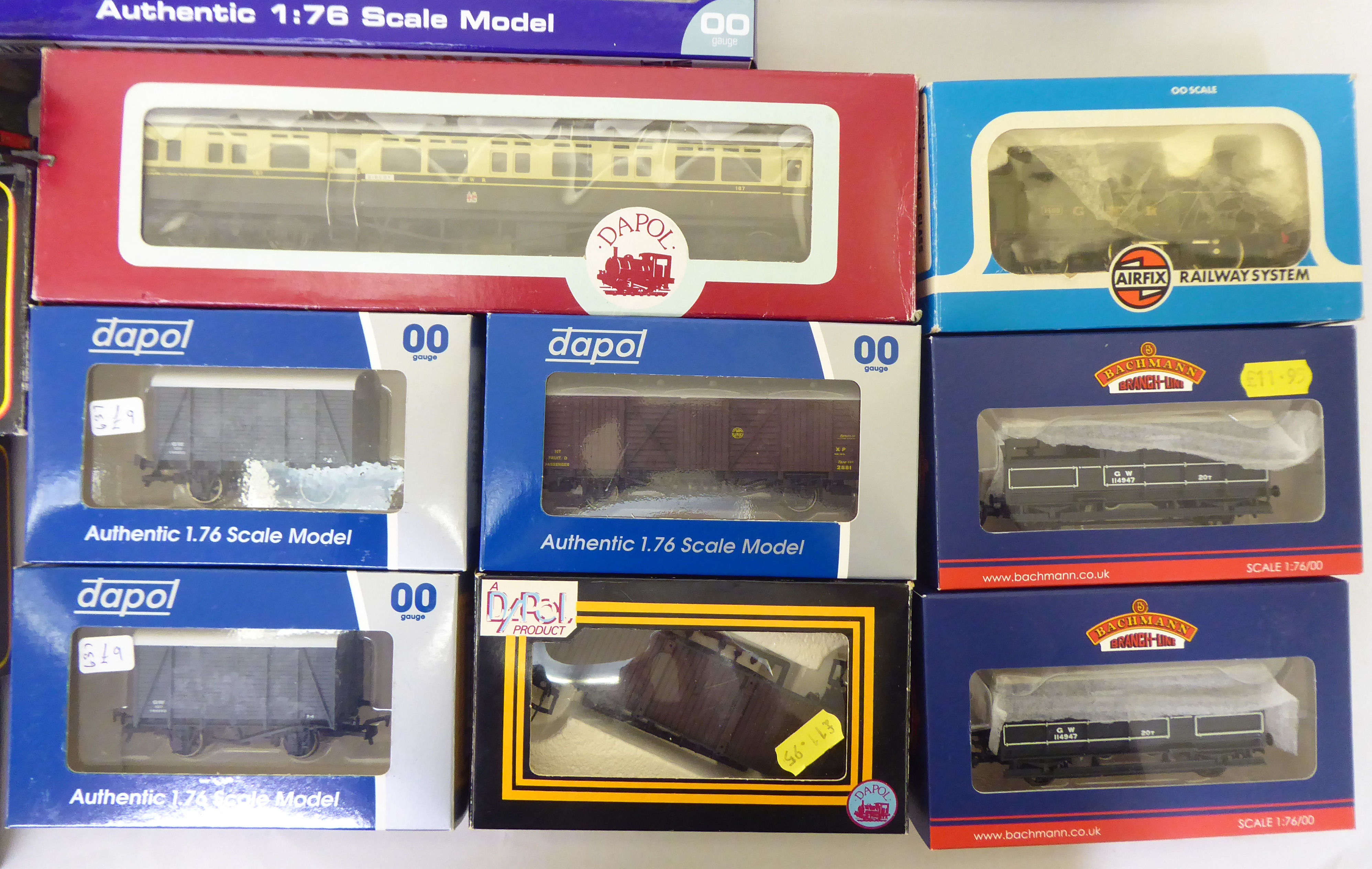 A collection of 00 gauge model locomotives, carriages, tenders and track accessories; and other - Image 20 of 25