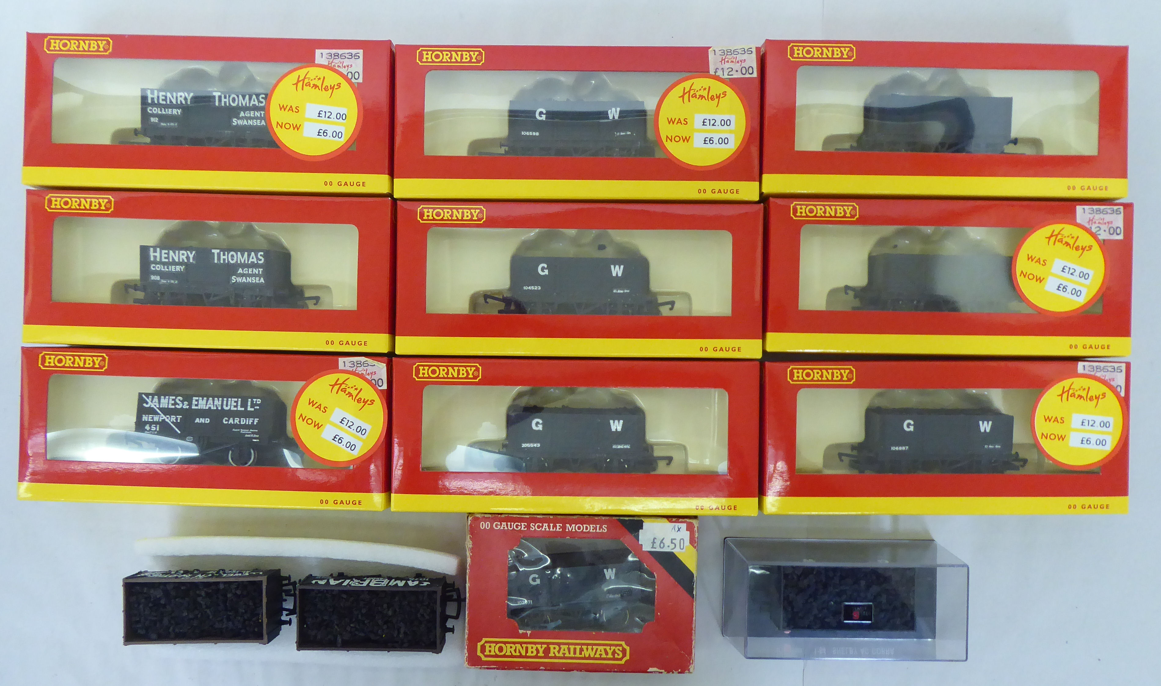 A collection of 00 gauge model locomotives, carriages, tenders and track accessories; and other - Image 9 of 25