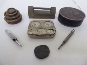 A mixed lot: to include an early 20thC nickel plated coin holder; and a snuff box with a