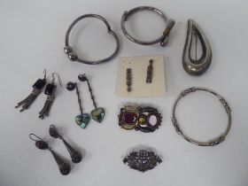 Silver and white metal jewellery: to include a flower design brooch, set with hardstone tablets