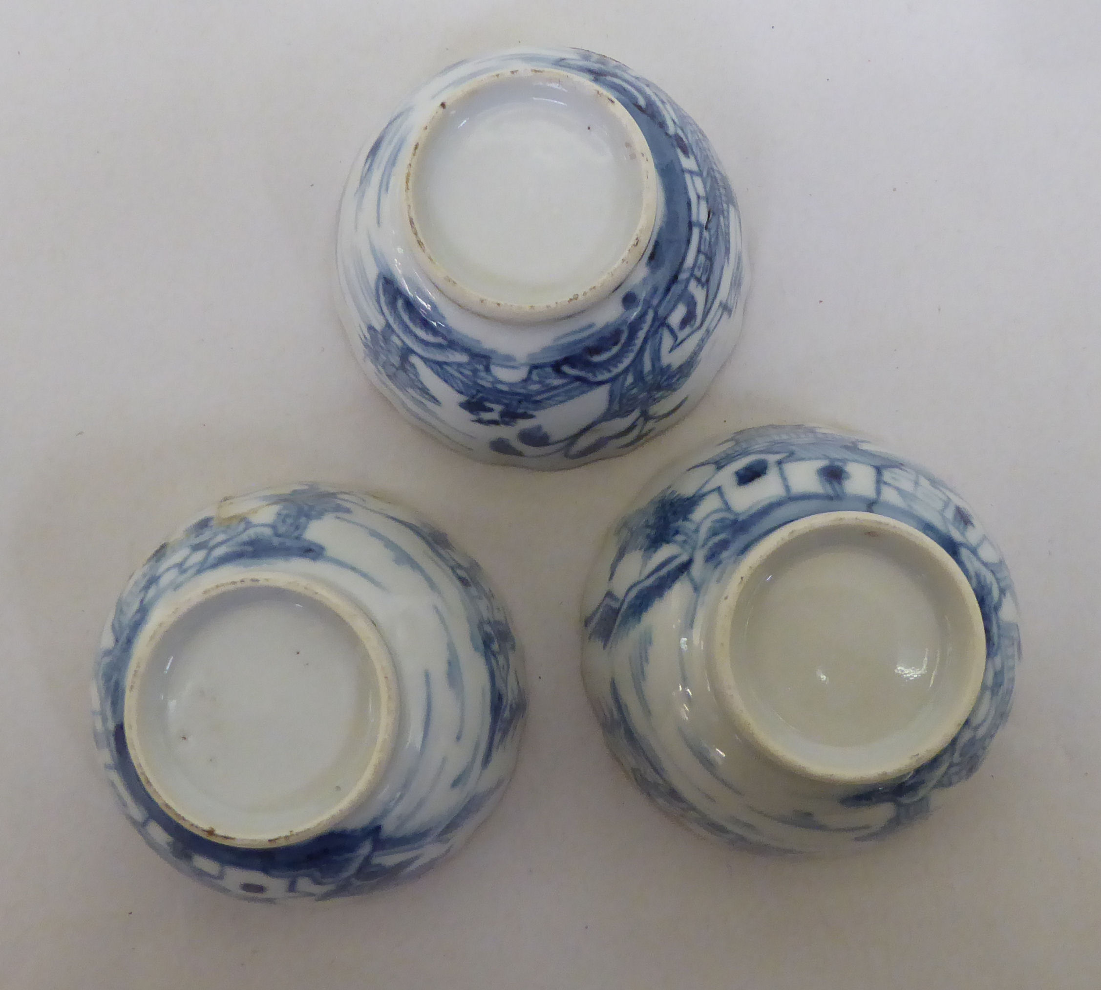 A set of six late 18th/early 19thC porcelain footed tea bowls; and a matching slop bowl, decorated - Image 12 of 18