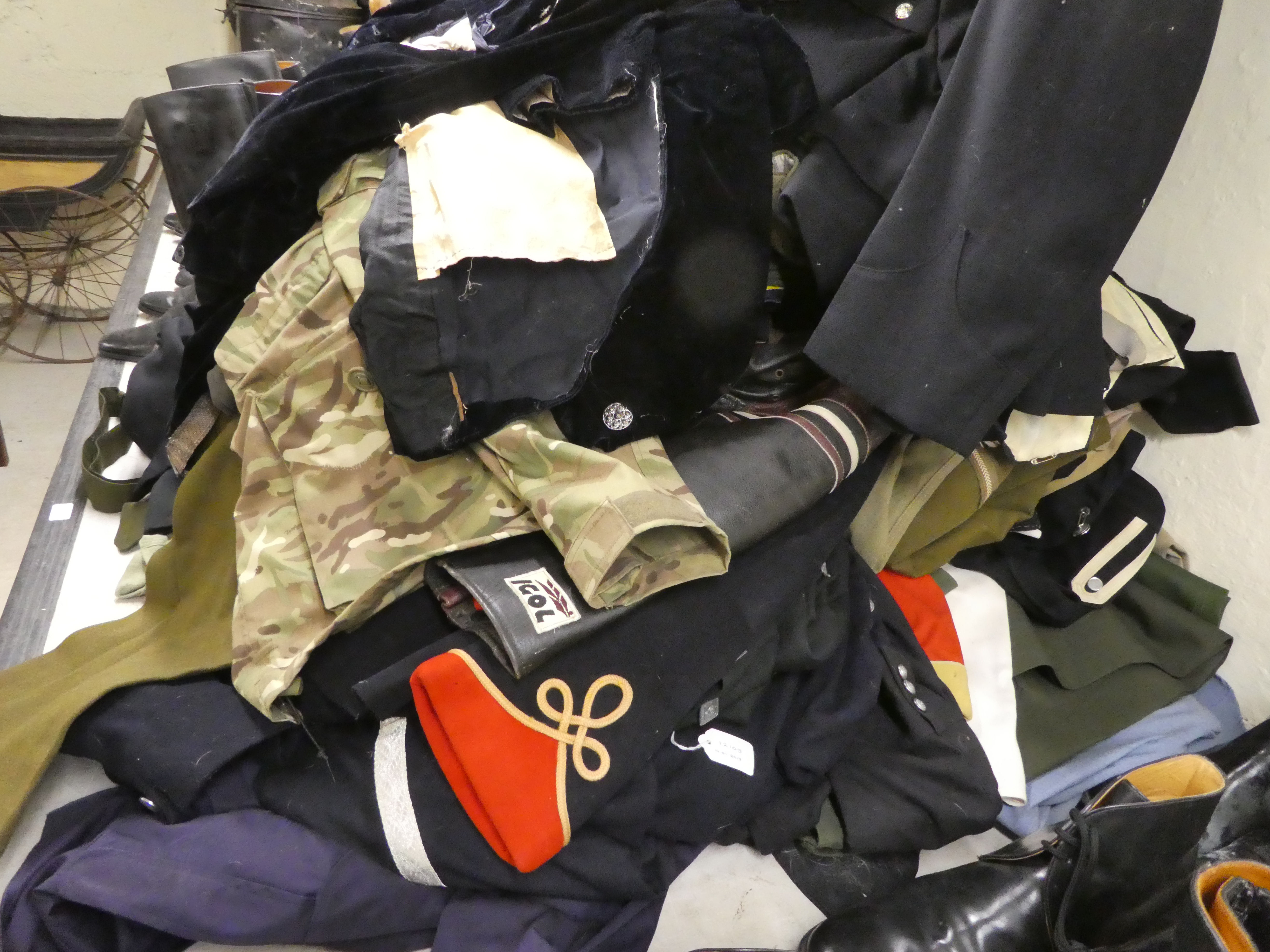 Various military design kit and uniform (Please Note: this lot is subject to the statement made in - Image 3 of 5