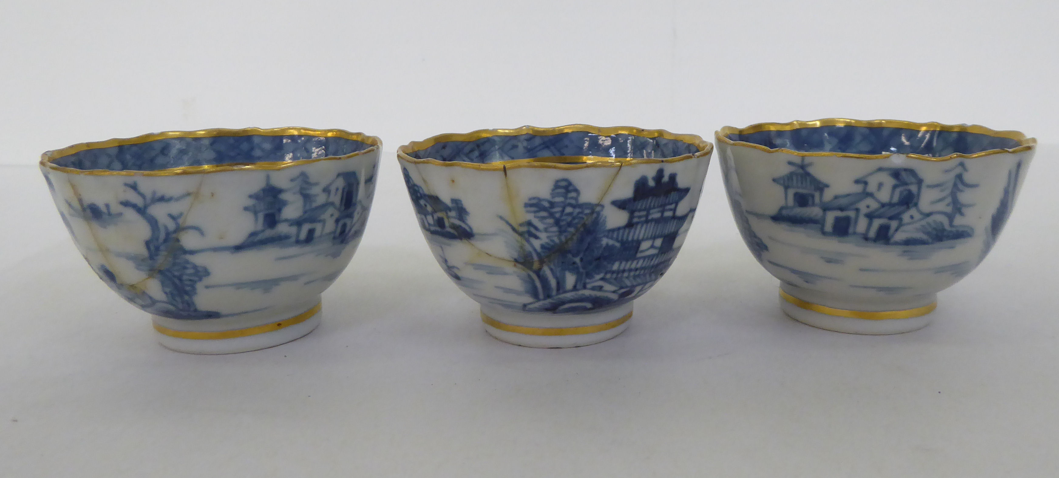 A set of six late 18th/early 19thC porcelain footed tea bowls; and a matching slop bowl, decorated - Image 10 of 18