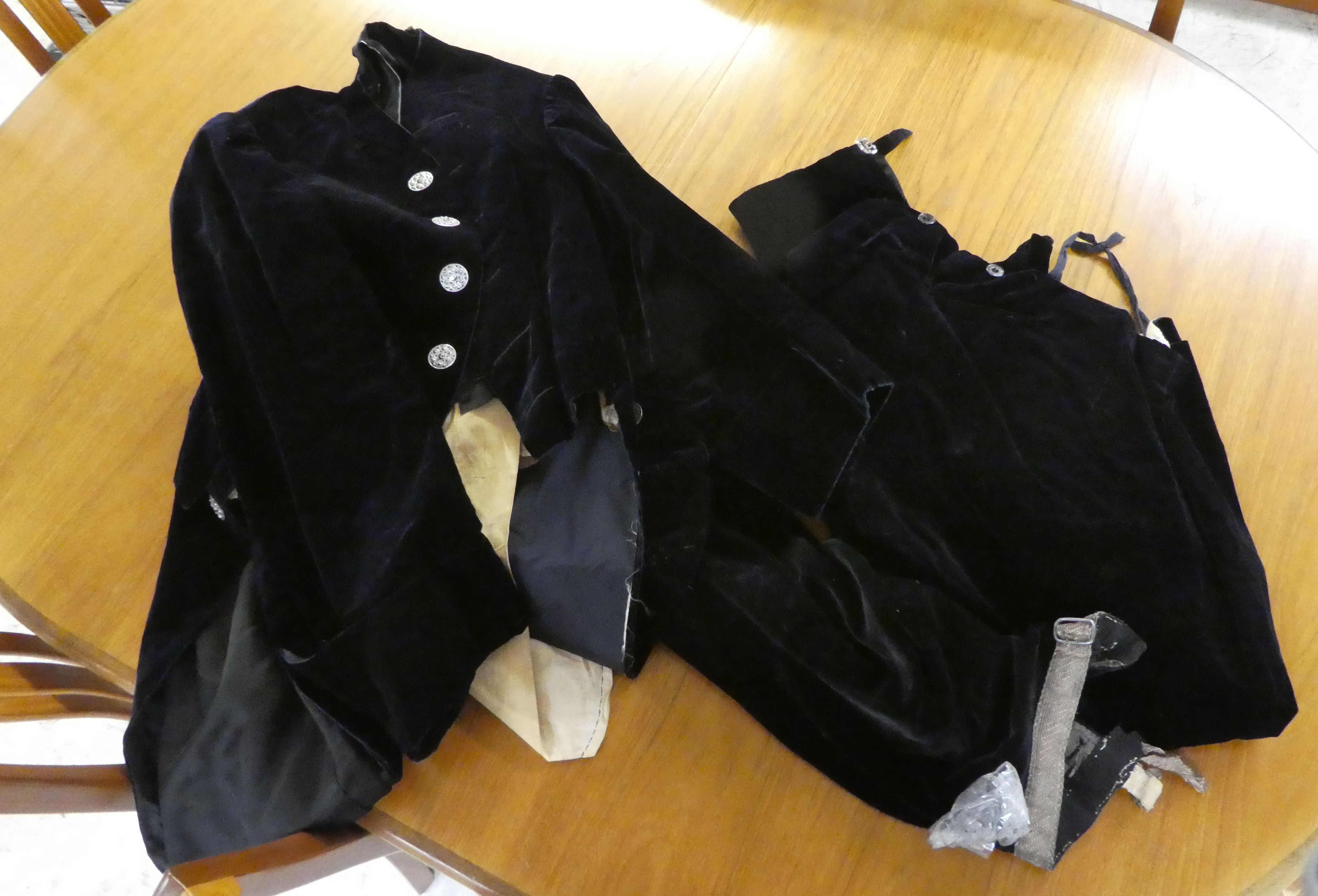 Various military design kit and uniform (Please Note: this lot is subject to the statement made in - Image 4 of 5