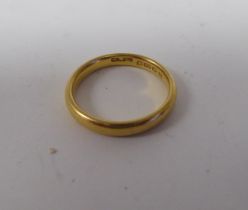 A 22ct gold wedding ring