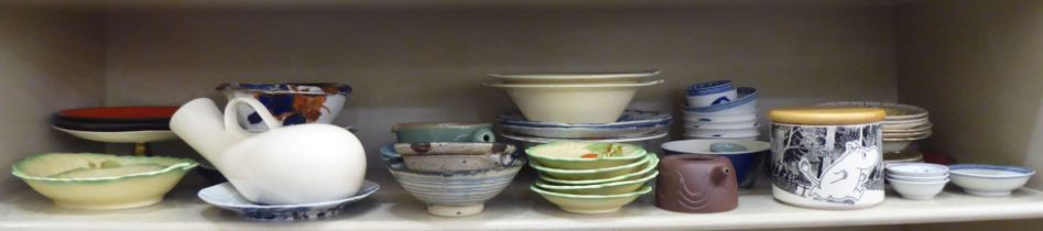 Table ceramics: to include modern Chinese blue and white porcelain tea bowls; and Crown Devon and