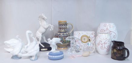 Decorative ceramics: to include a Wedgwood china cased mantel timepiece  7"h