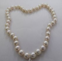 A cultured pearl bead necklace