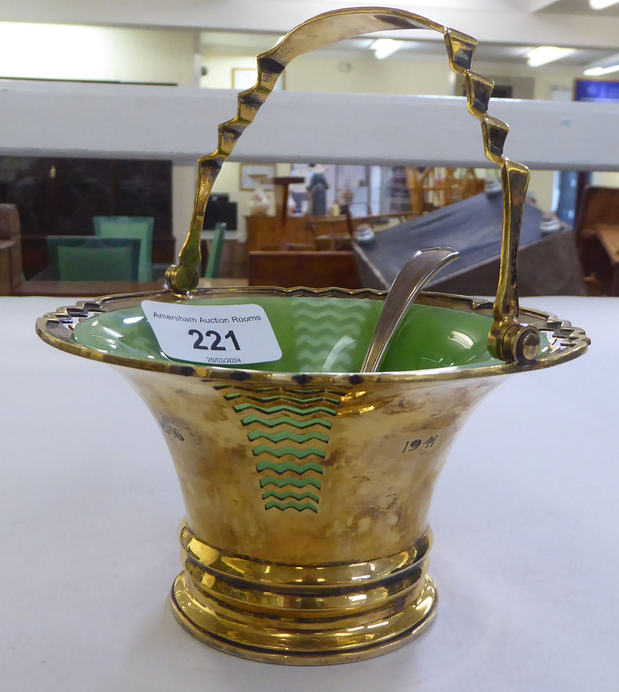 A Mappin & Webb silver sugar basket with a green glass liner and matching spoon  Sheffield 1937 - Image 2 of 8