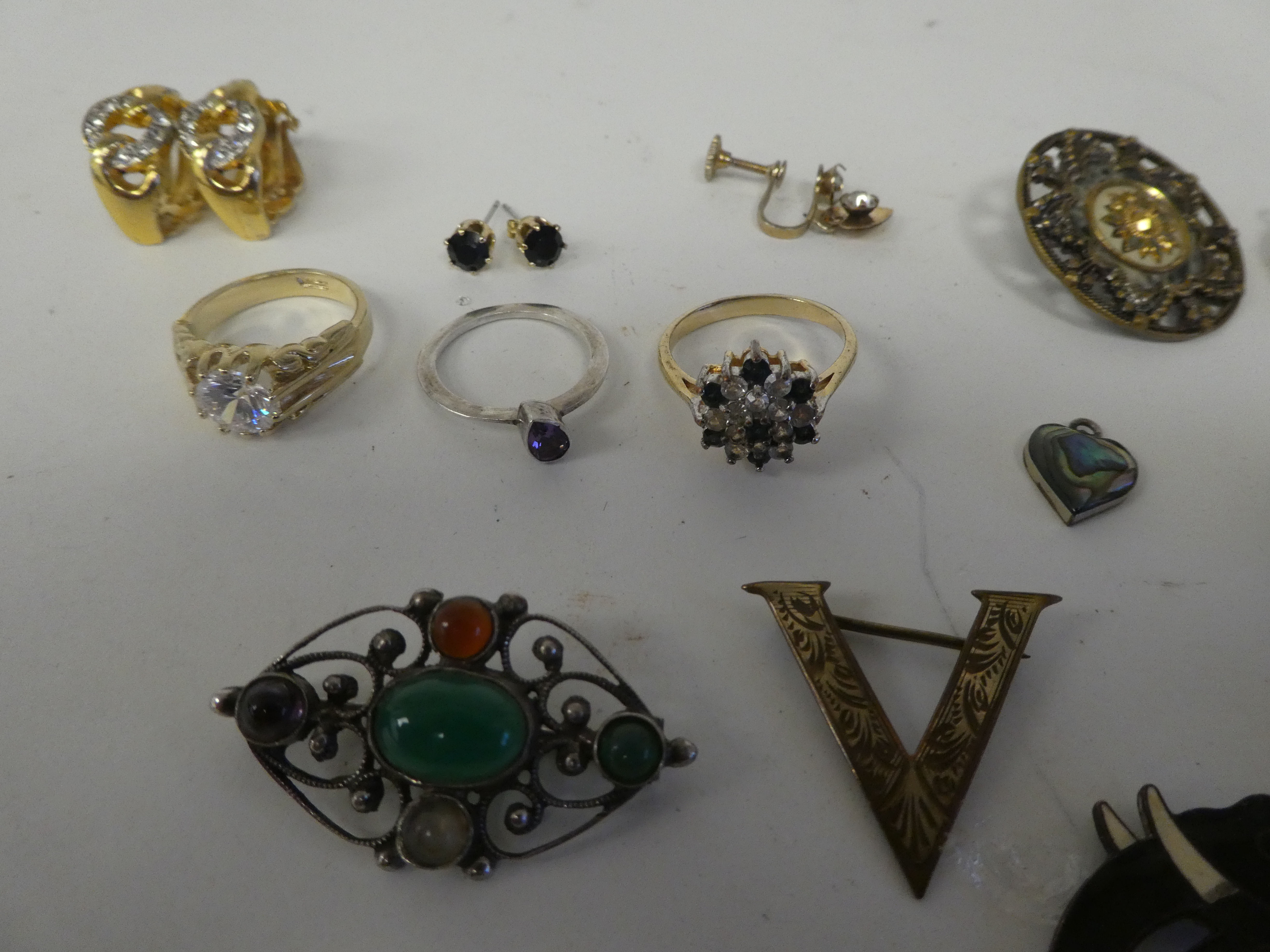 Costume jewellery: to include necklaces; brooches; and rings - Image 13 of 15