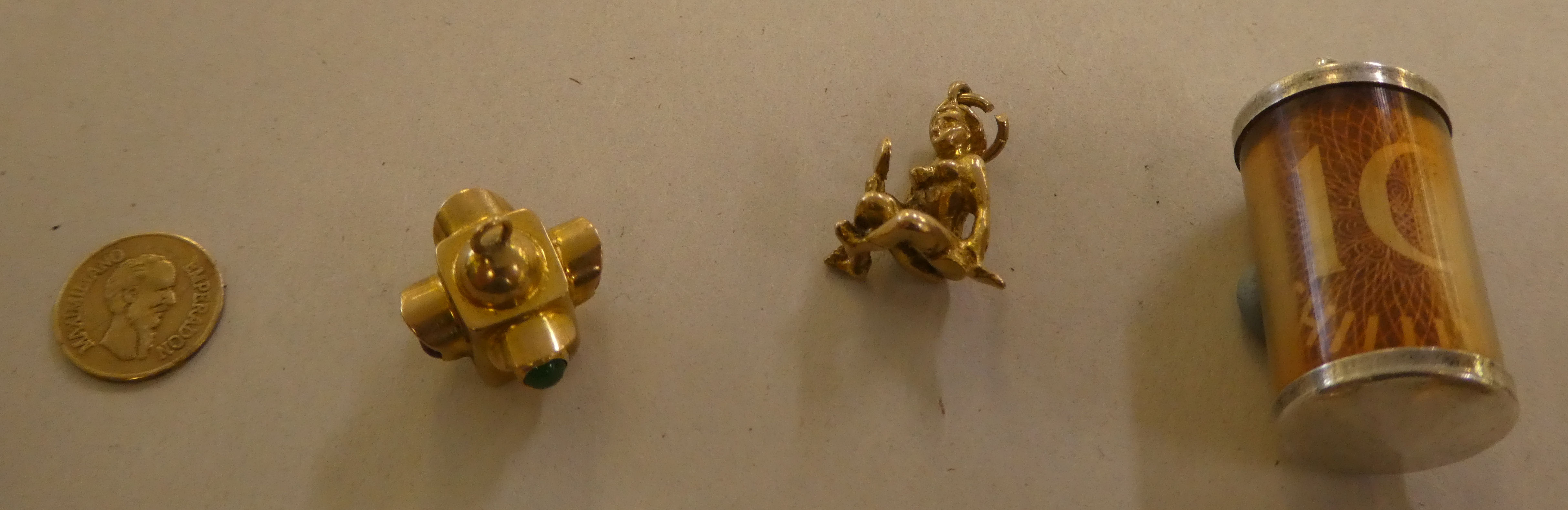 9ct gold, gold coloured and other metal bracelet charms - Image 2 of 9