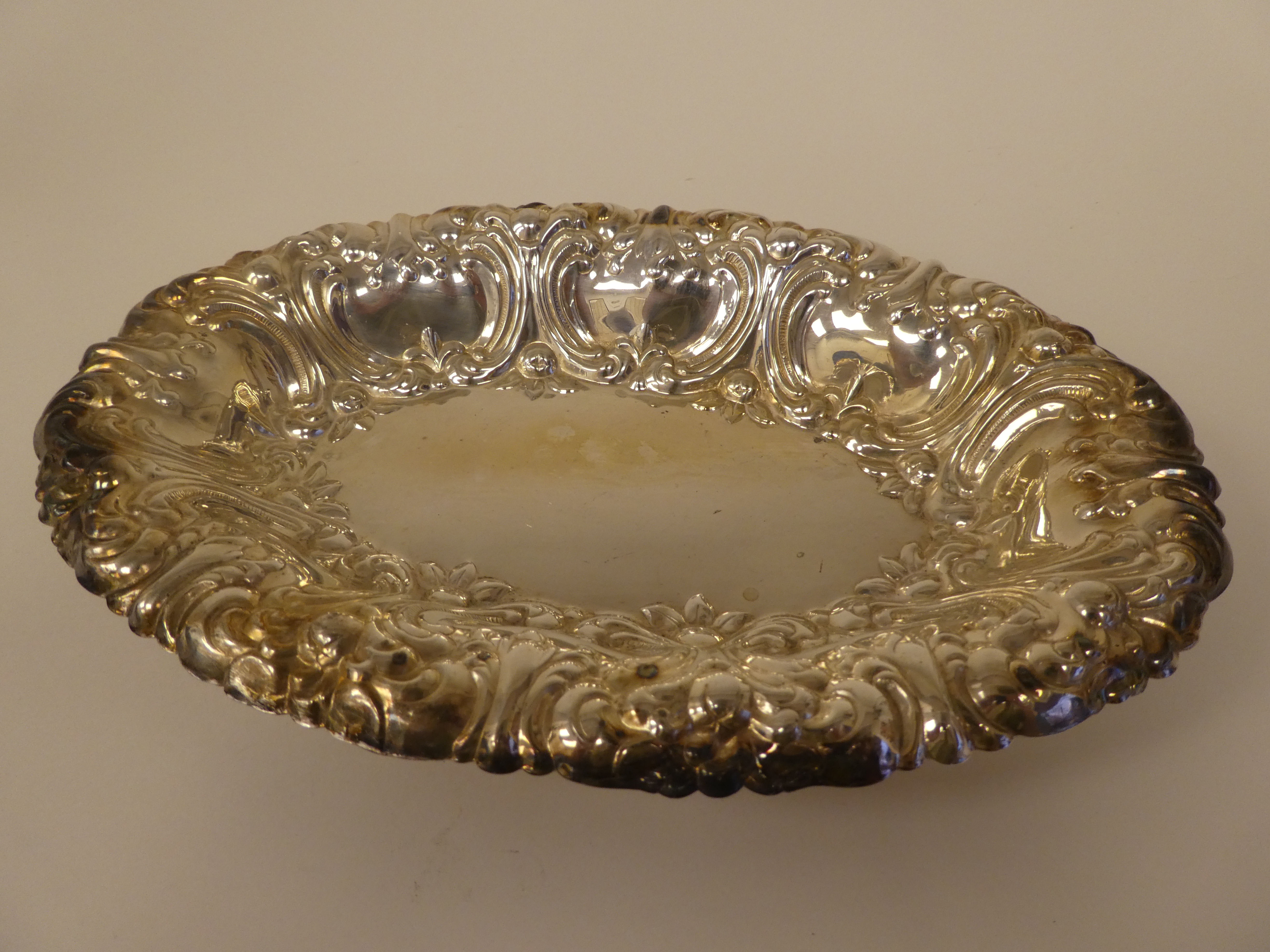 A mixed lot: to include a modern glass inkwell with a silver collar and hinged cap; and an oval base - Image 9 of 9