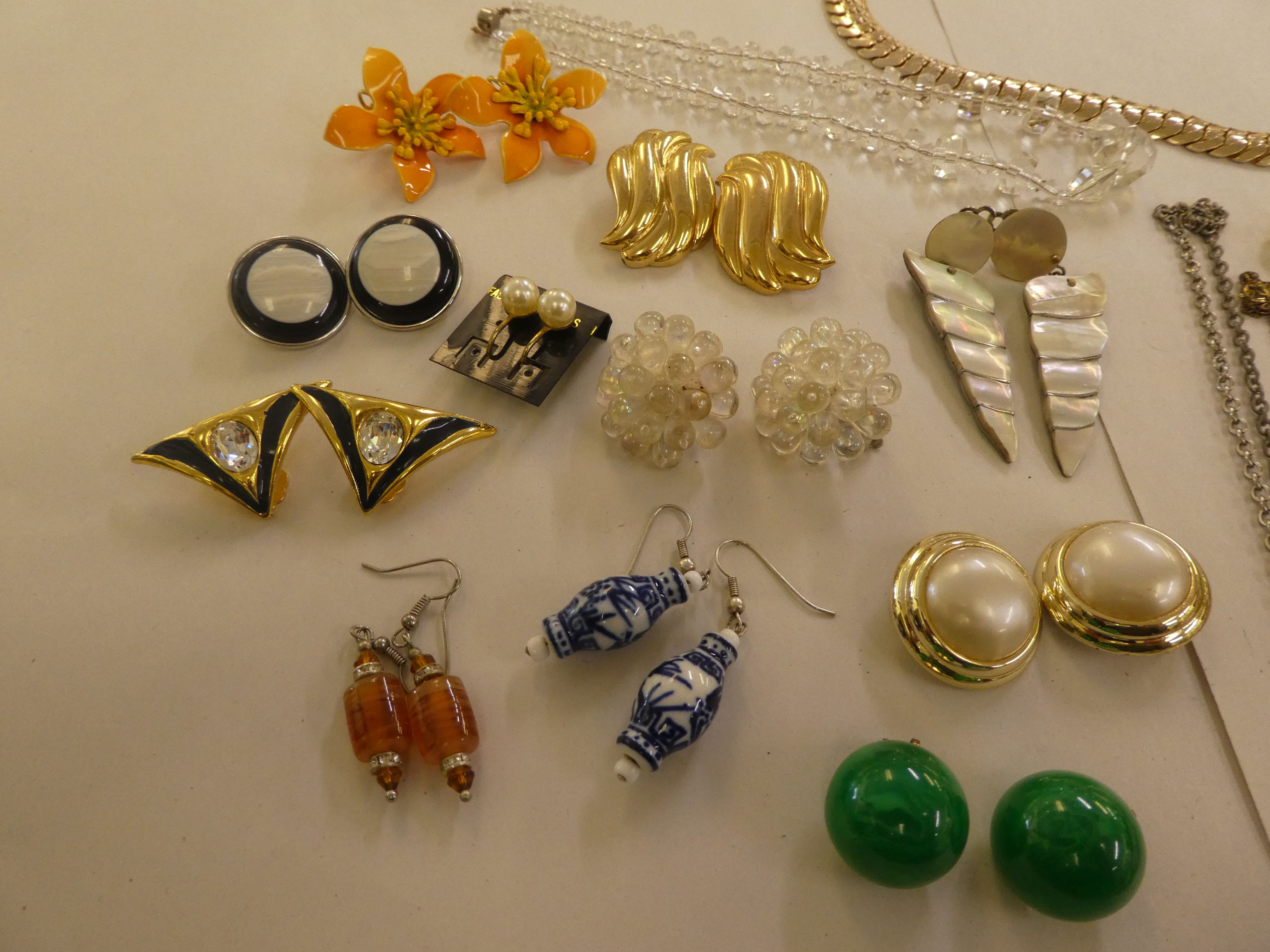 Costume jewellery and items of personal ornament: to include simulated pearls - Image 6 of 11