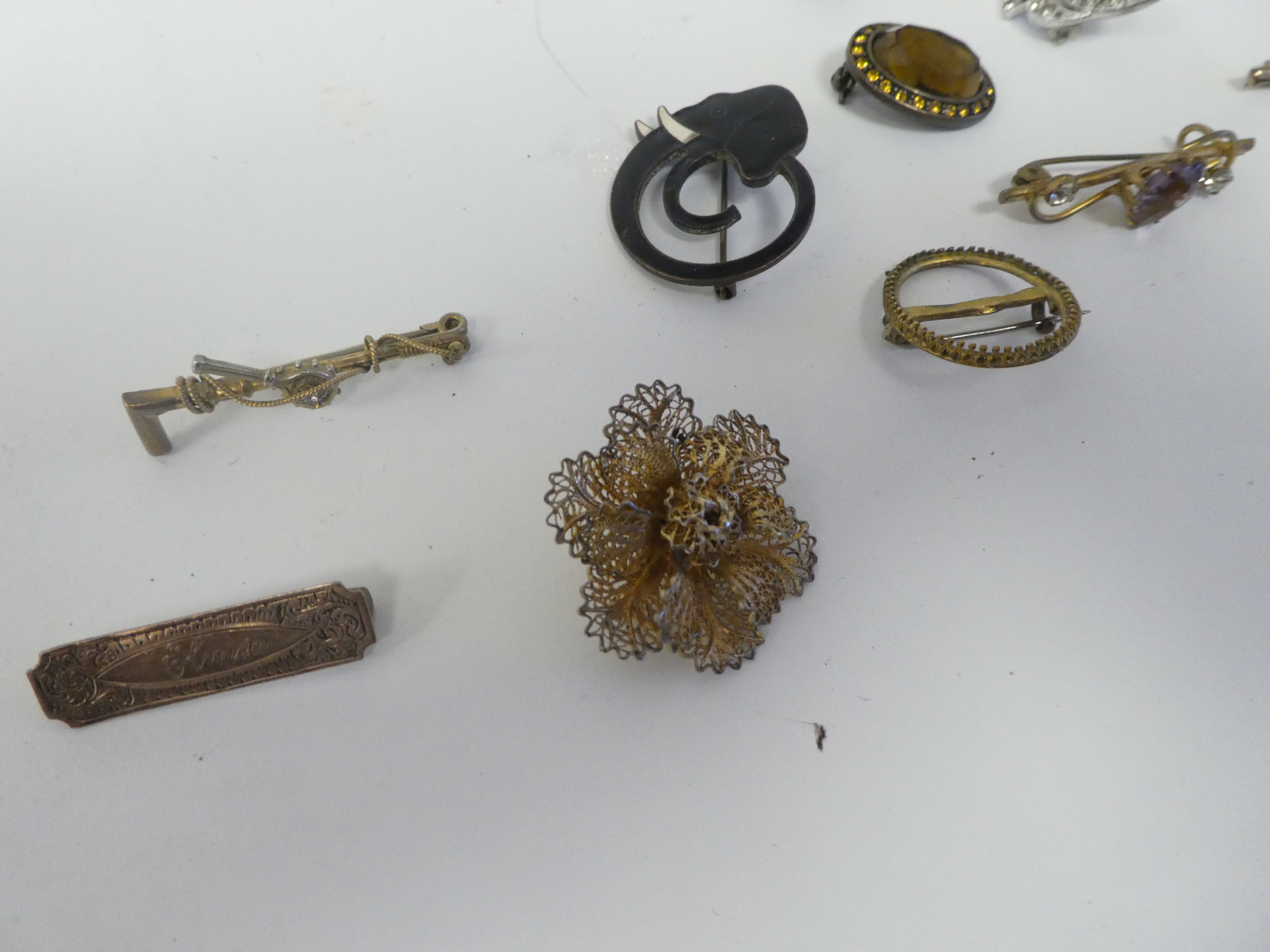 Costume jewellery: to include necklaces; brooches; and rings - Image 14 of 15