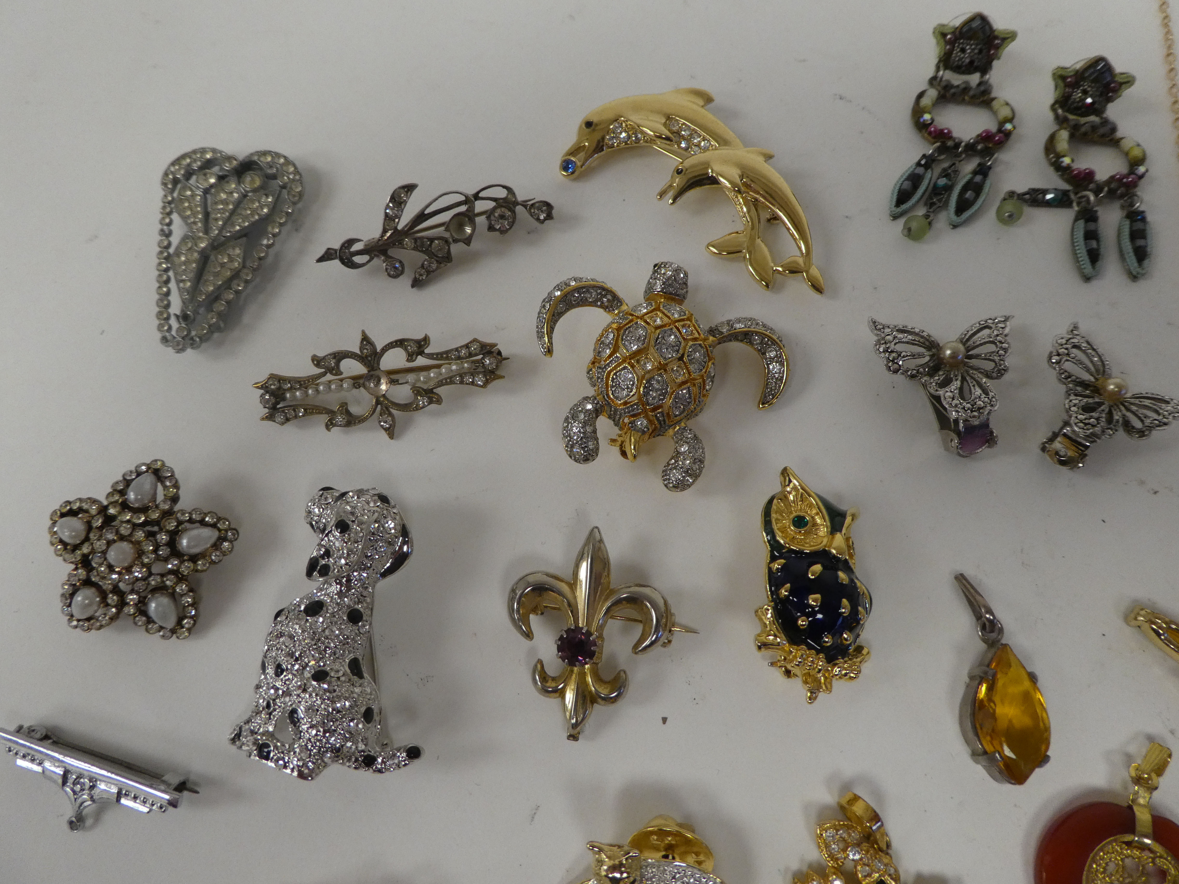 Costume jewellery: to include brooches; bangles; rings; and earrings - Image 3 of 6