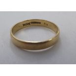 A 9ct gold wedding band