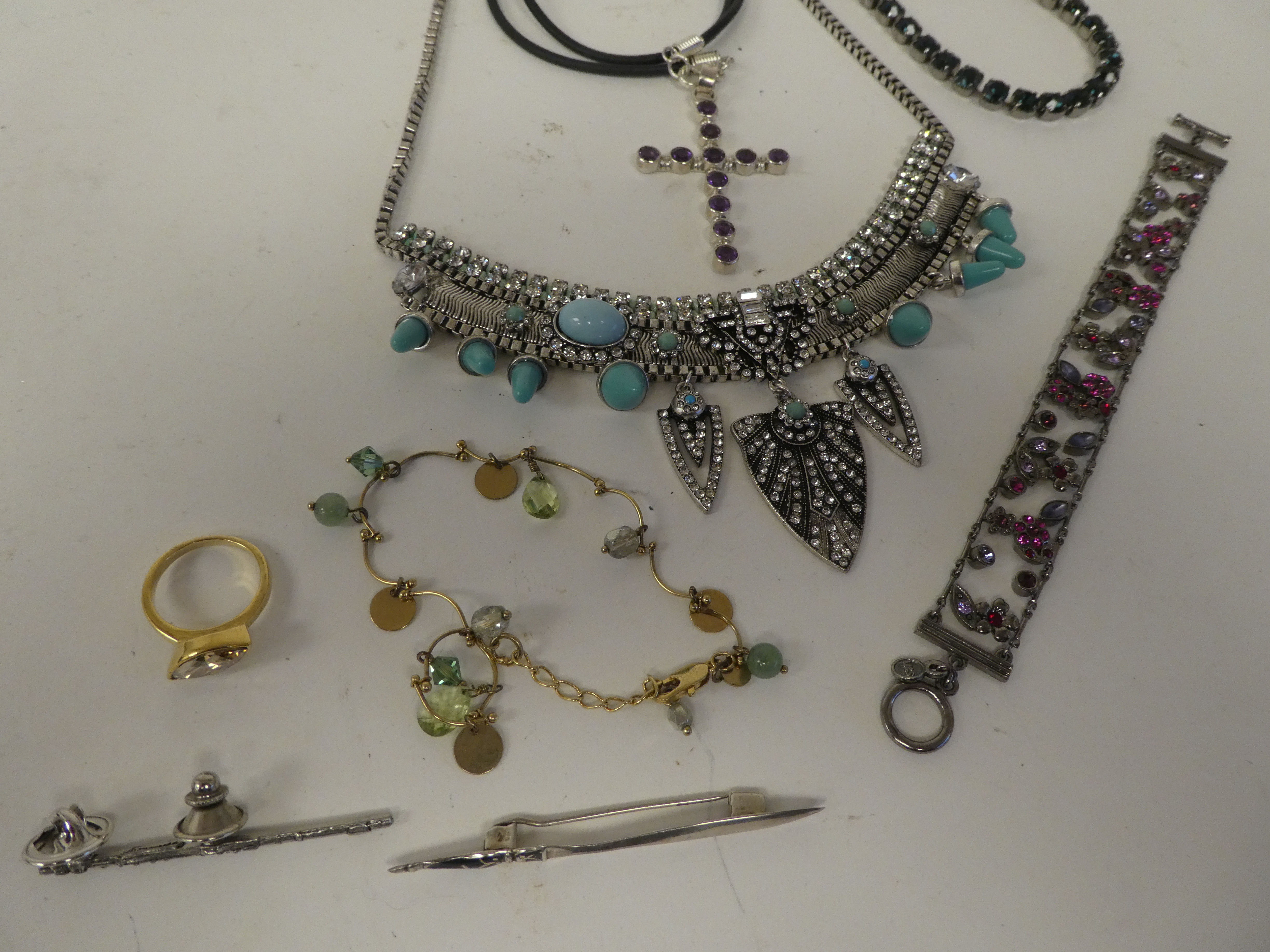 Costume jewellery: to include brooches; bangles; rings; and earrings - Image 5 of 6