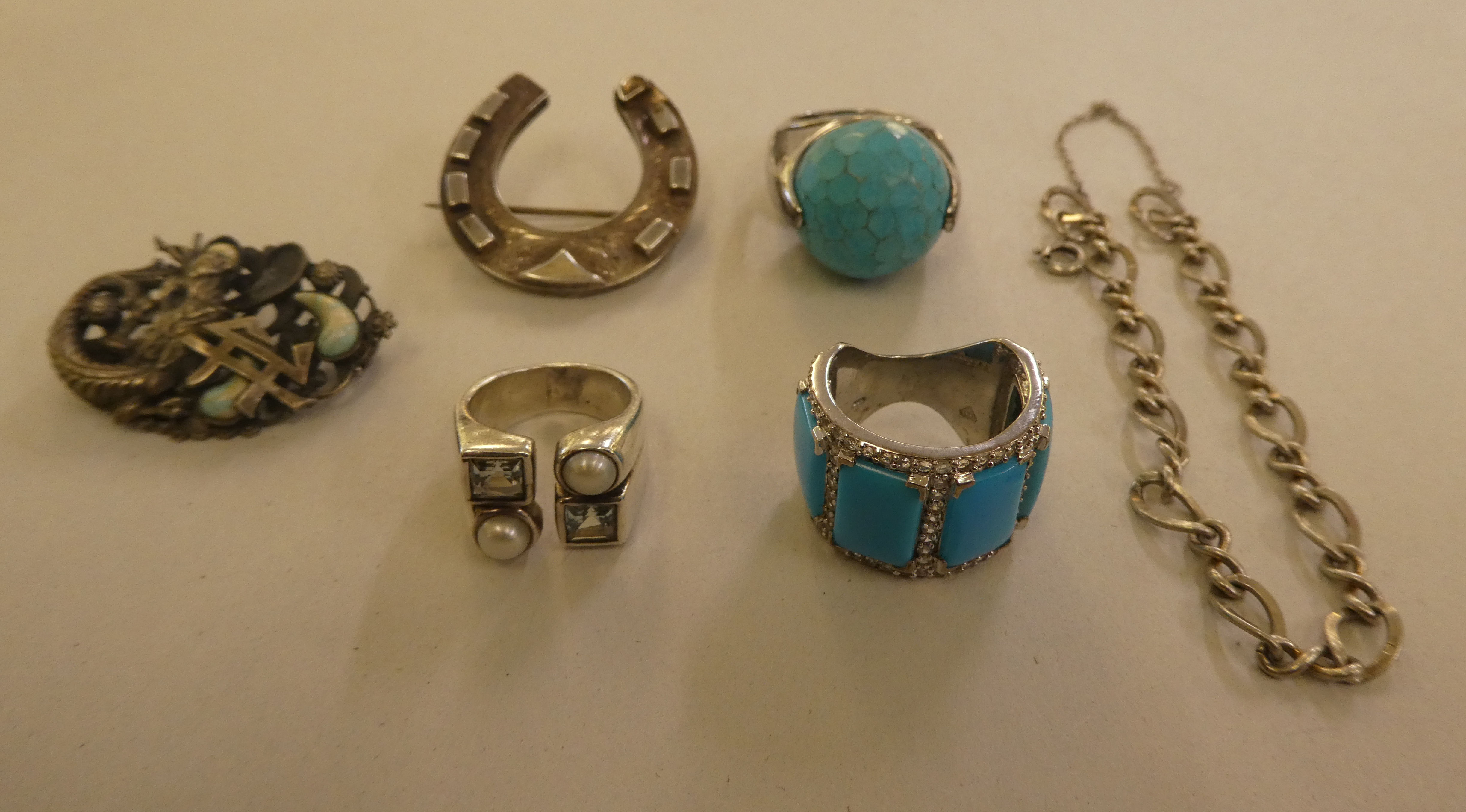 Silver and white metal jewellery: to include a silver horseshoe shaped brooch  indistinct marks