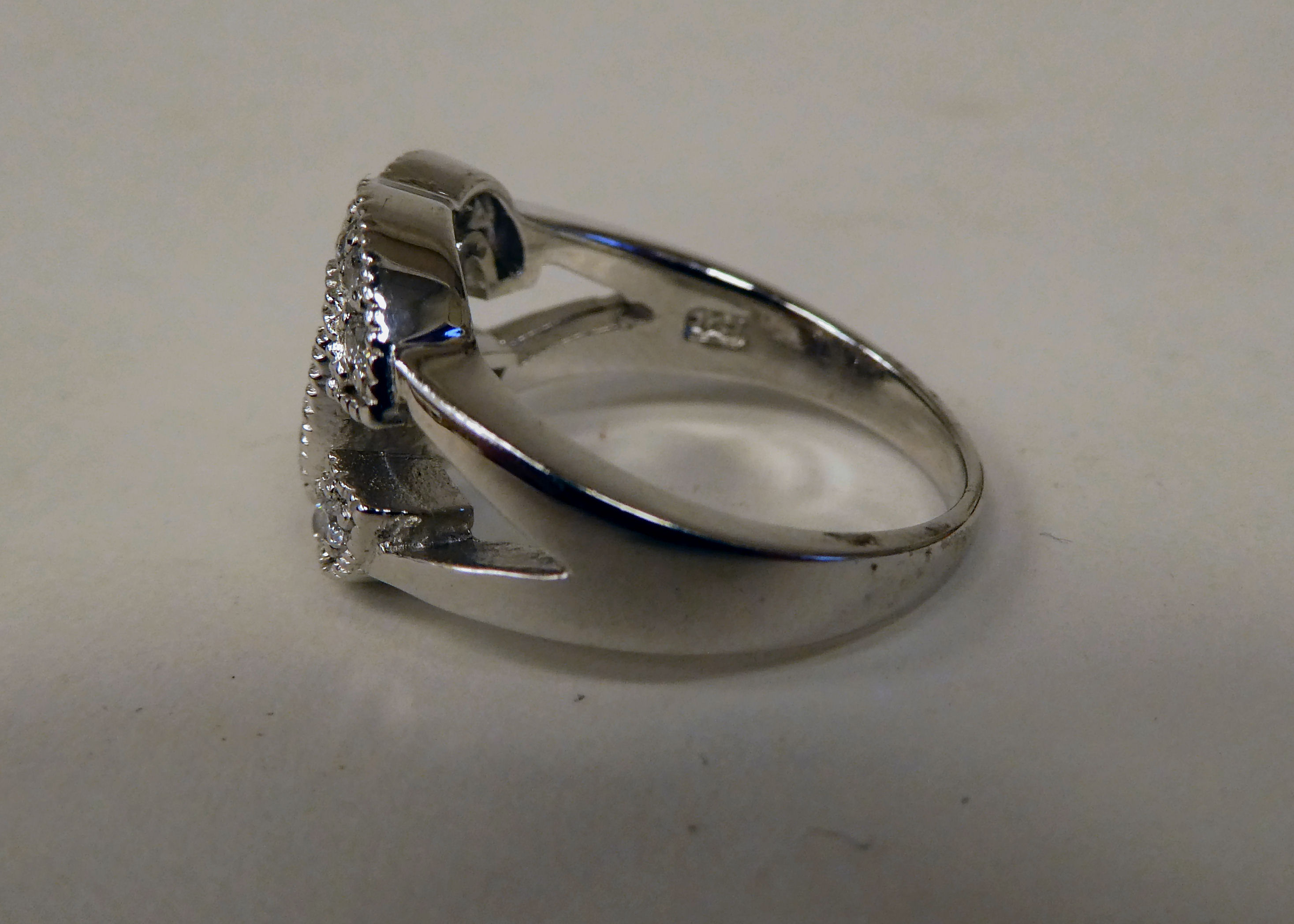 A silver coloured metal cubic zirconia set dress ring - Image 3 of 4