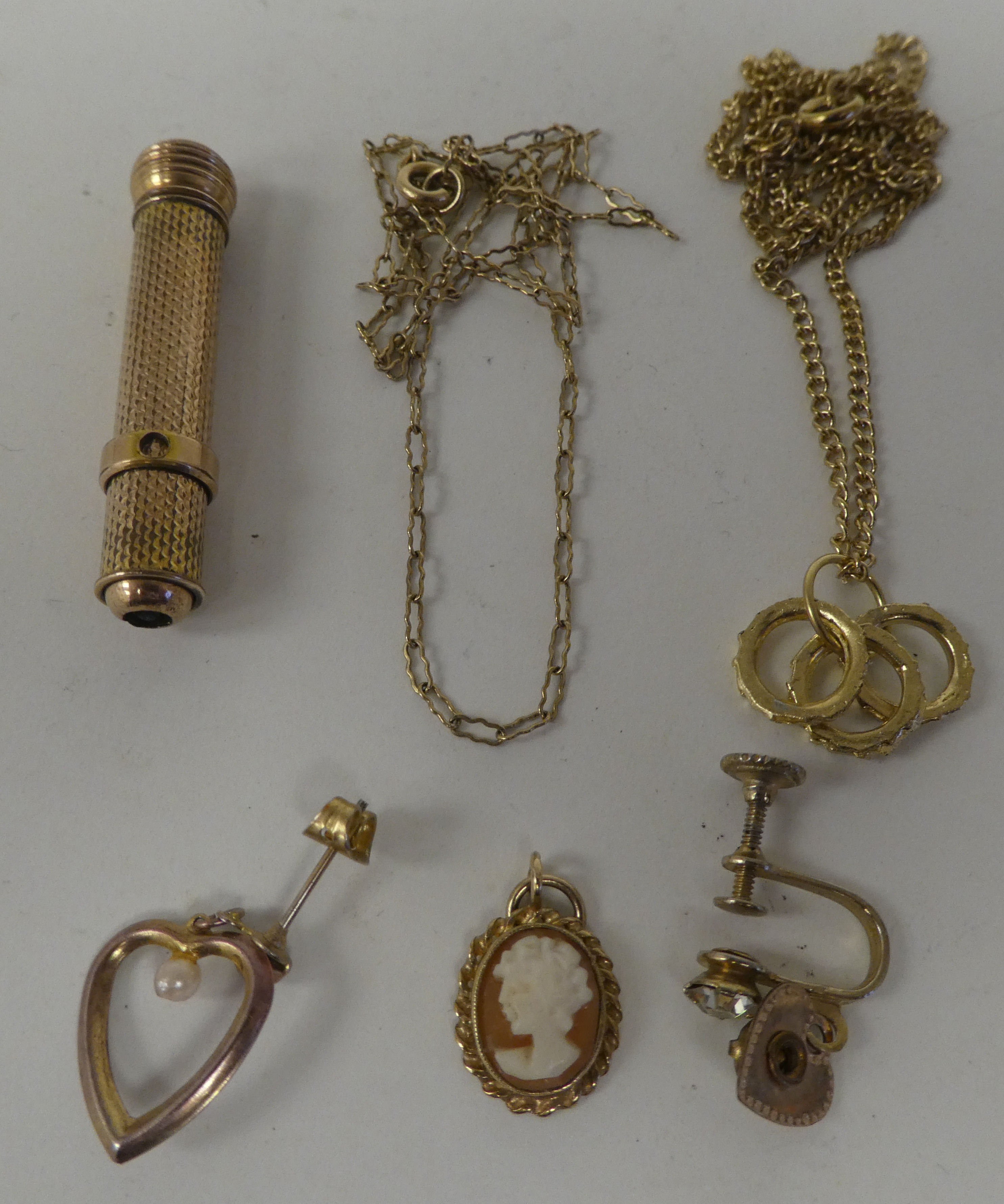 Yellow and gold coloured metal items of personal ornament: to include bar brooches - Image 4 of 4