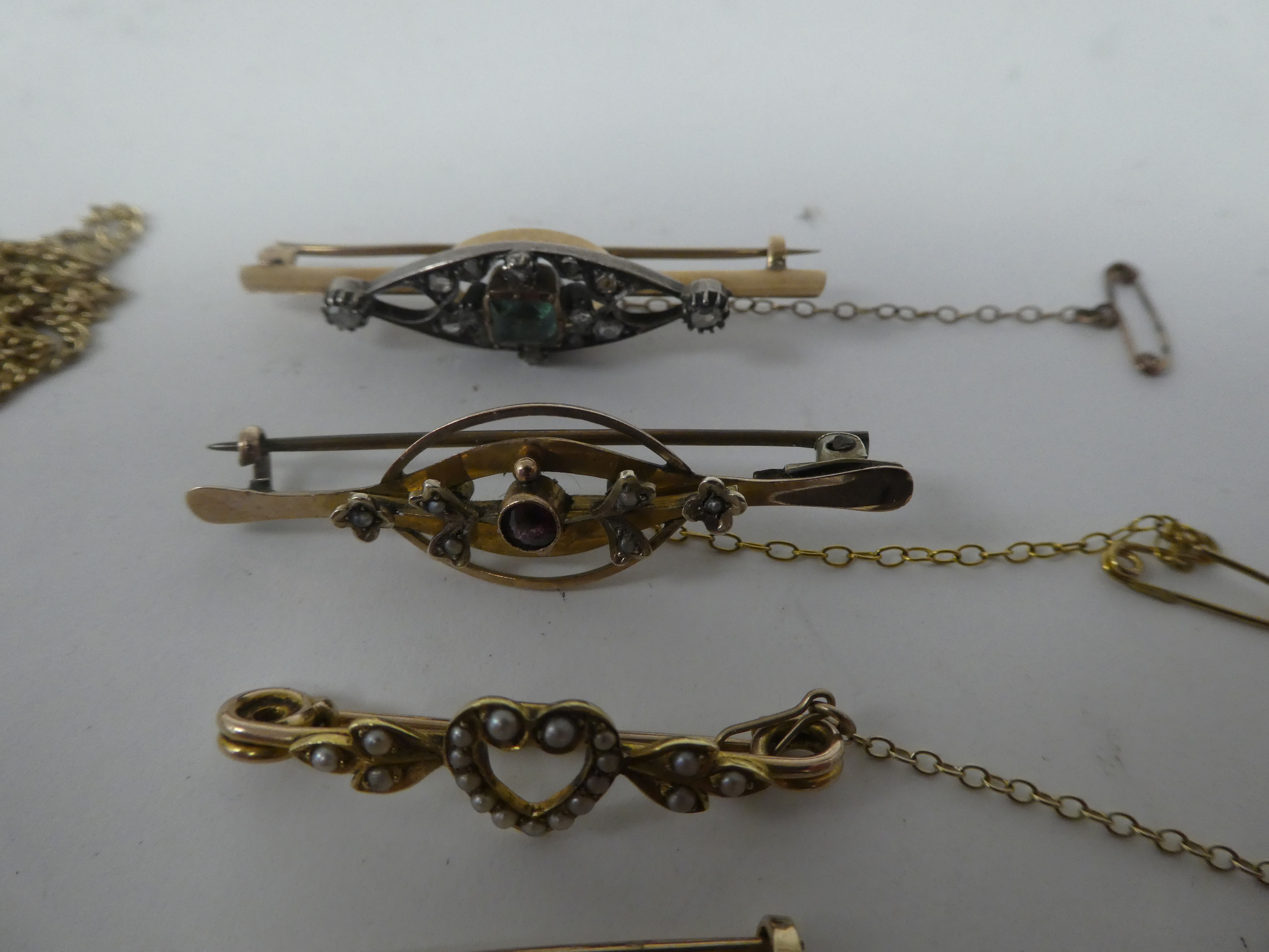 Yellow and gold coloured metal items of personal ornament: to include bar brooches - Image 2 of 4