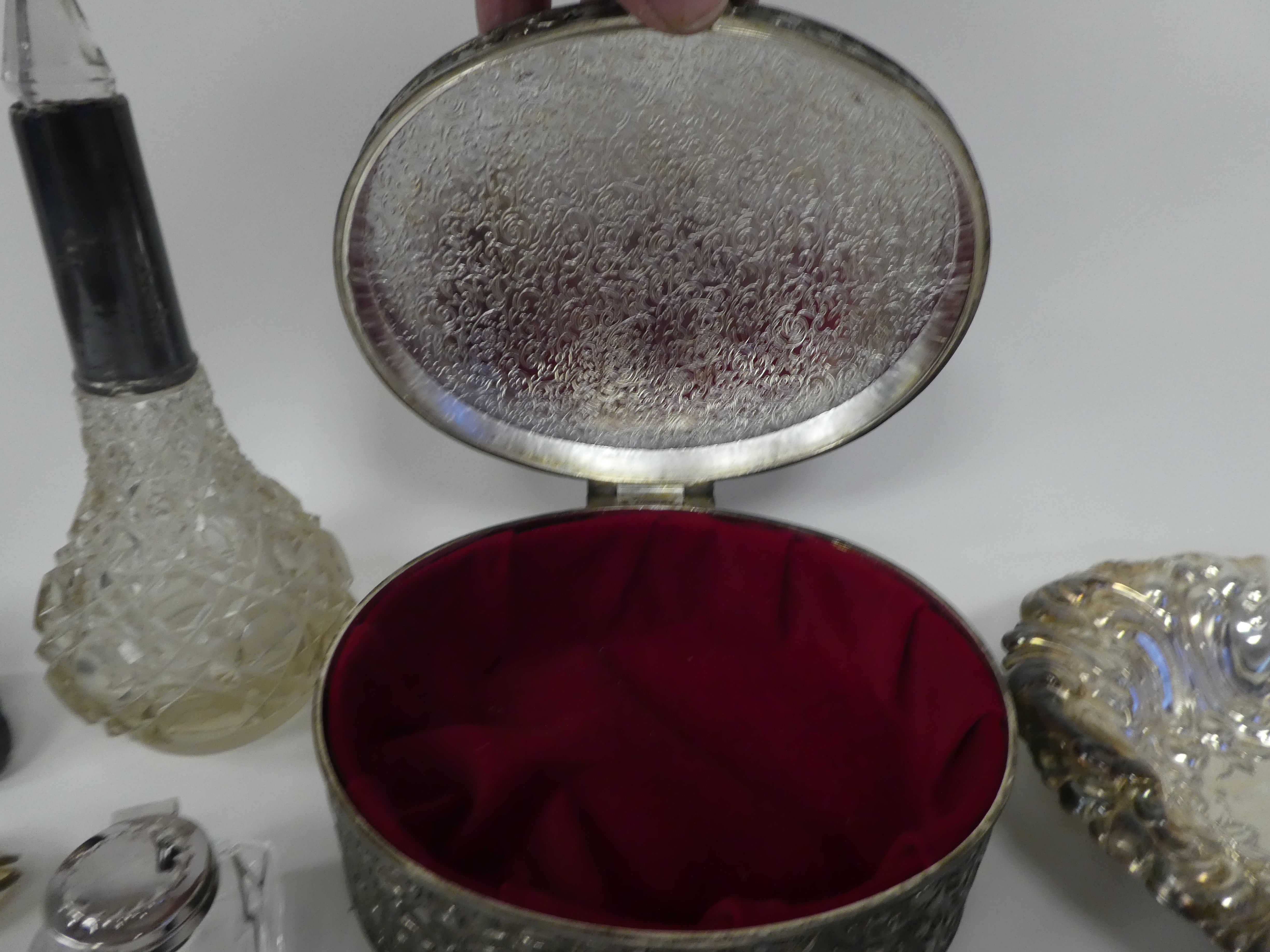 A mixed lot: to include a modern glass inkwell with a silver collar and hinged cap; and an oval base - Image 6 of 9