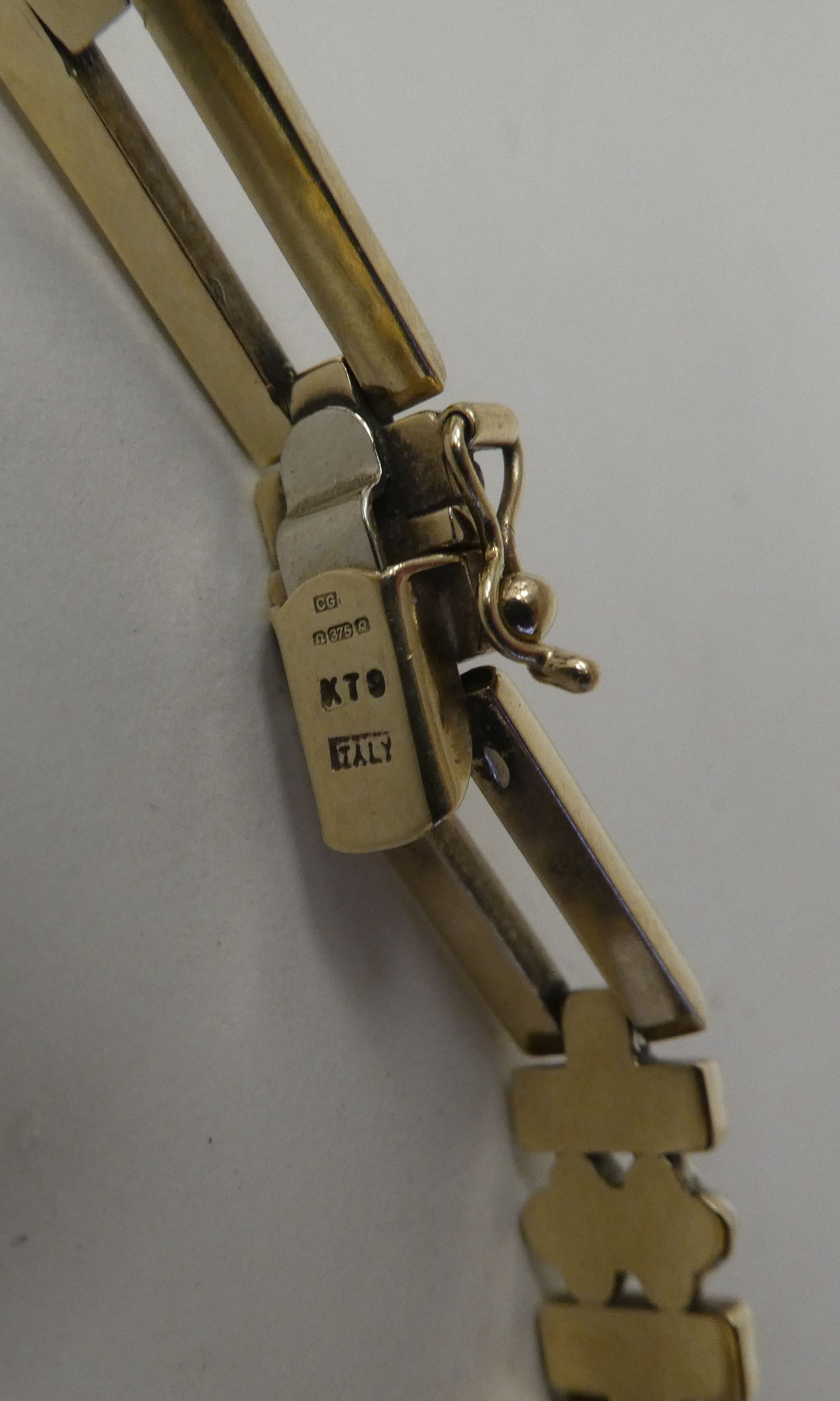 A 9ct bi-coloured gold rod link bracelet, on a bayonet clasp - Image 3 of 3
