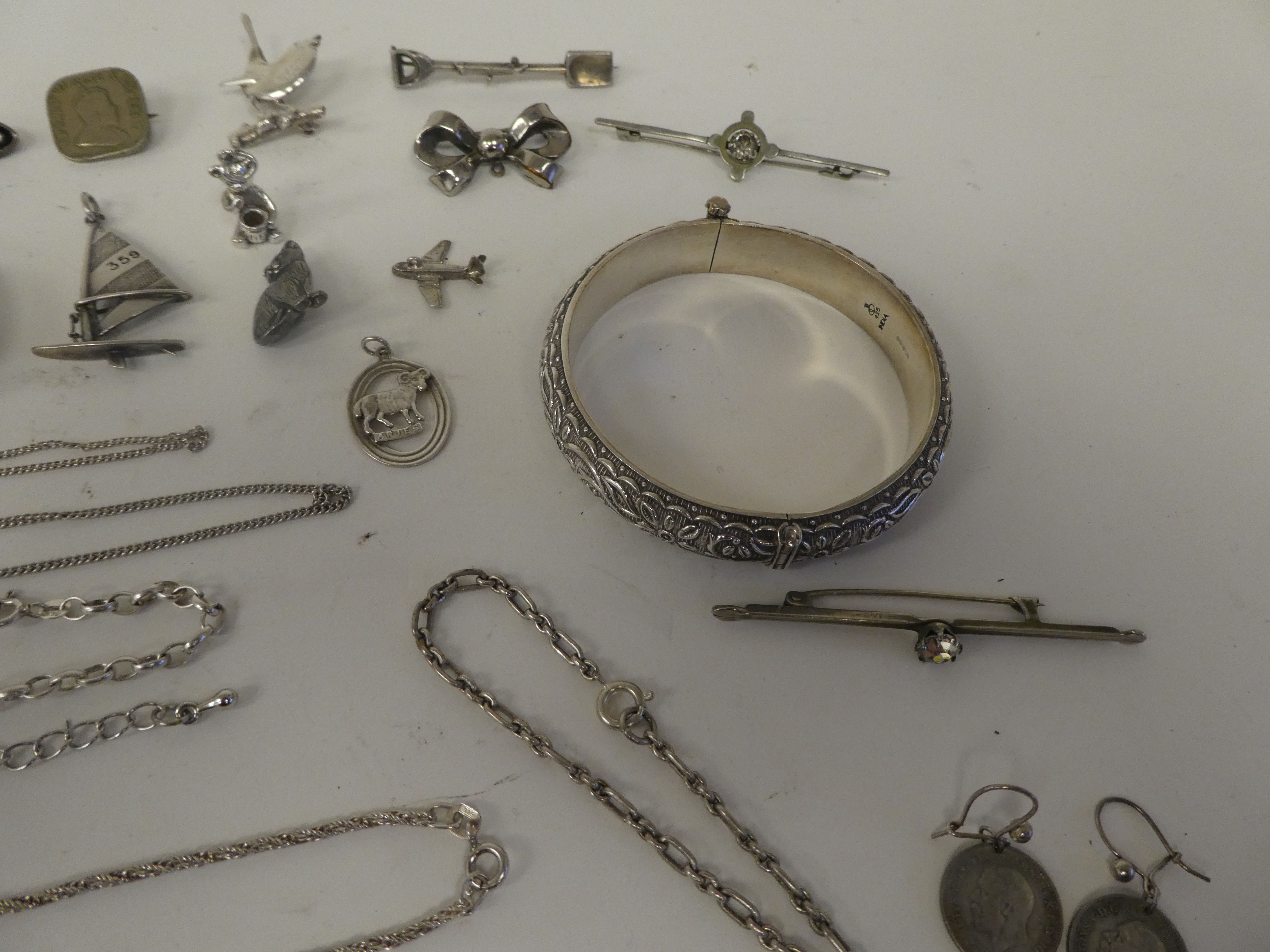 Silver, silver coloured metal and white metal items of personal ornament: to include pendants; - Image 4 of 8