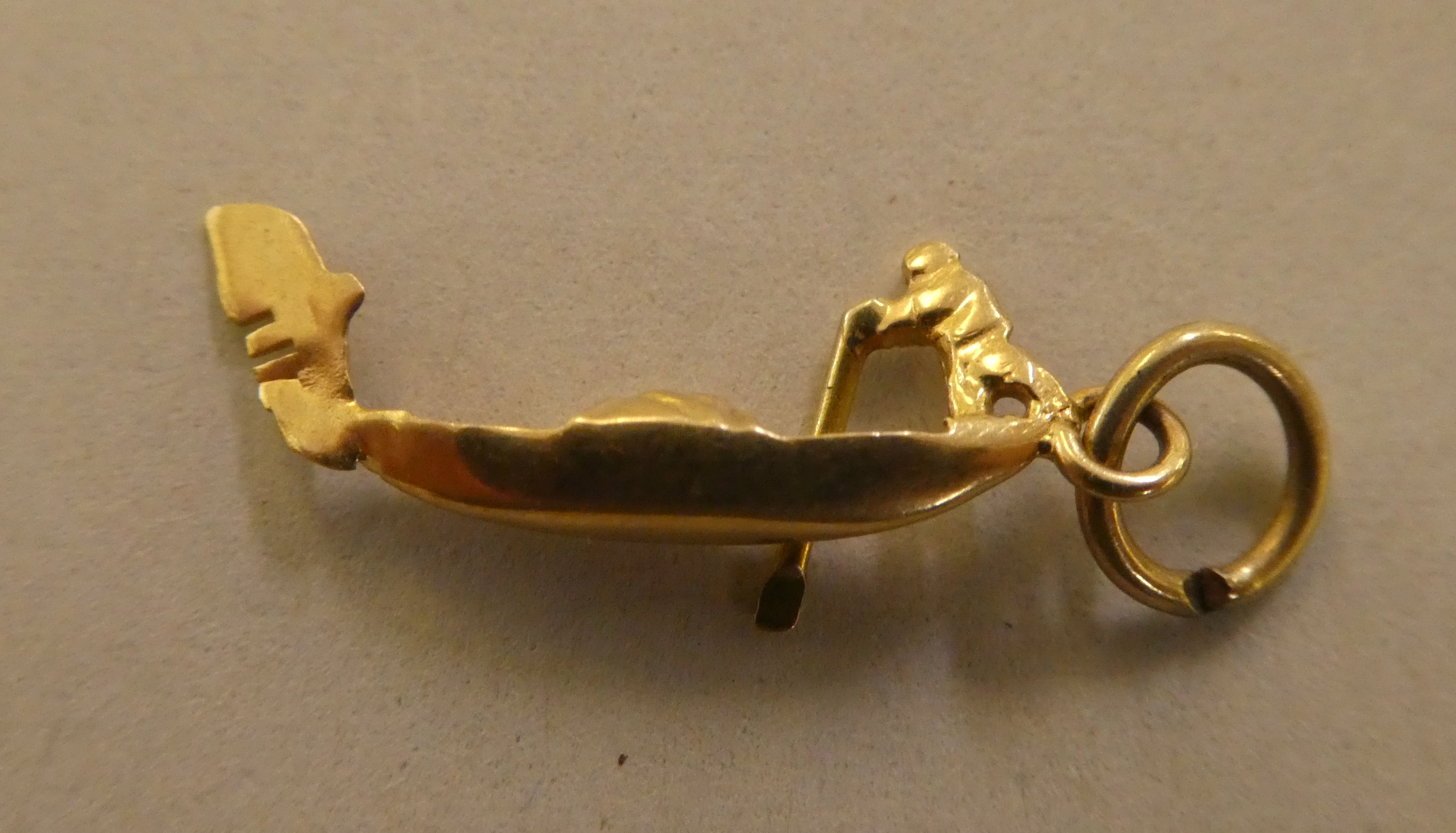 9ct gold, gold coloured and other metal bracelet charms - Image 8 of 9