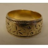 A 9ct gold engraved band ring