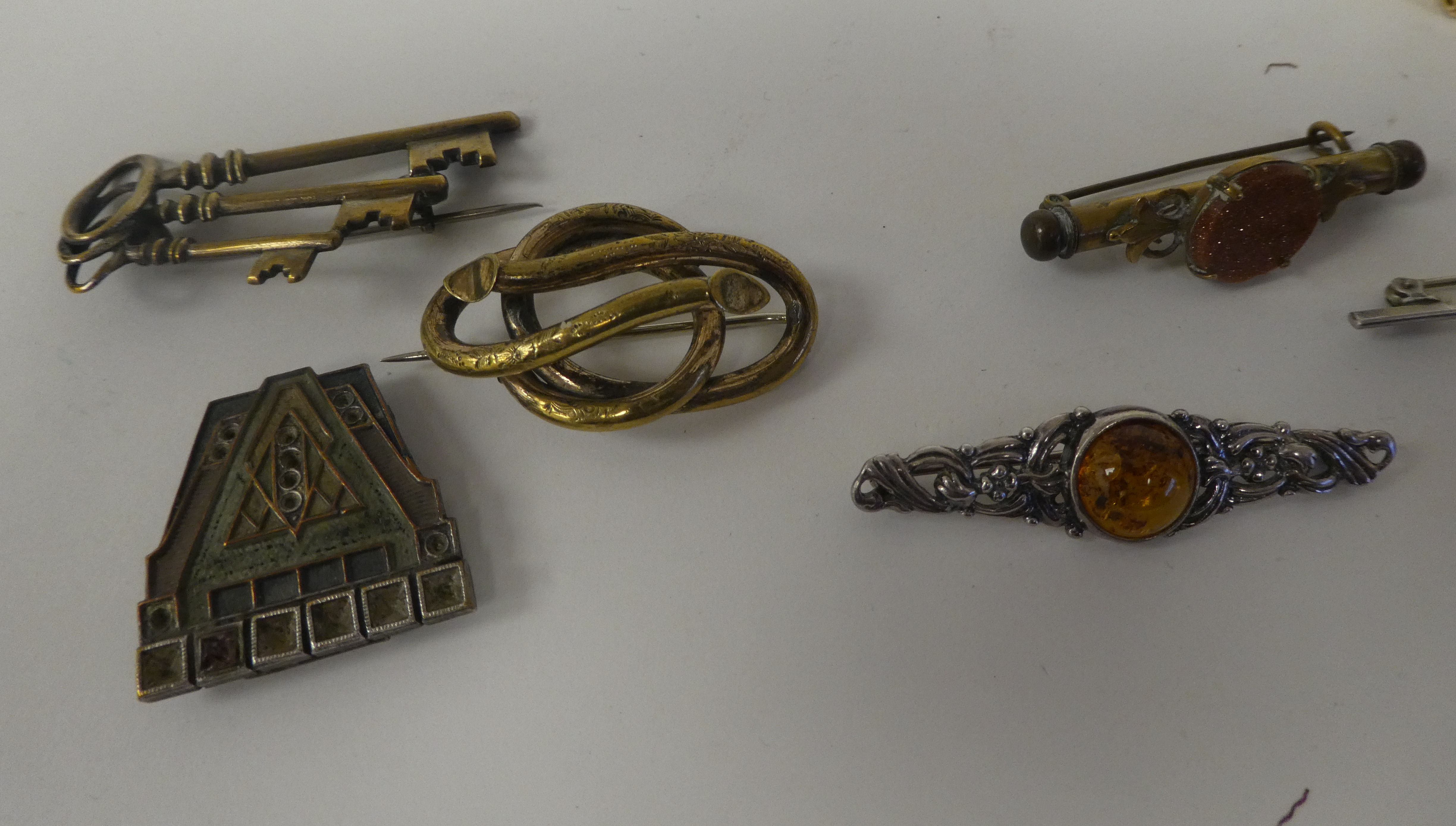 Costume jewellery: to include necklaces; brooches; and rings - Image 10 of 15