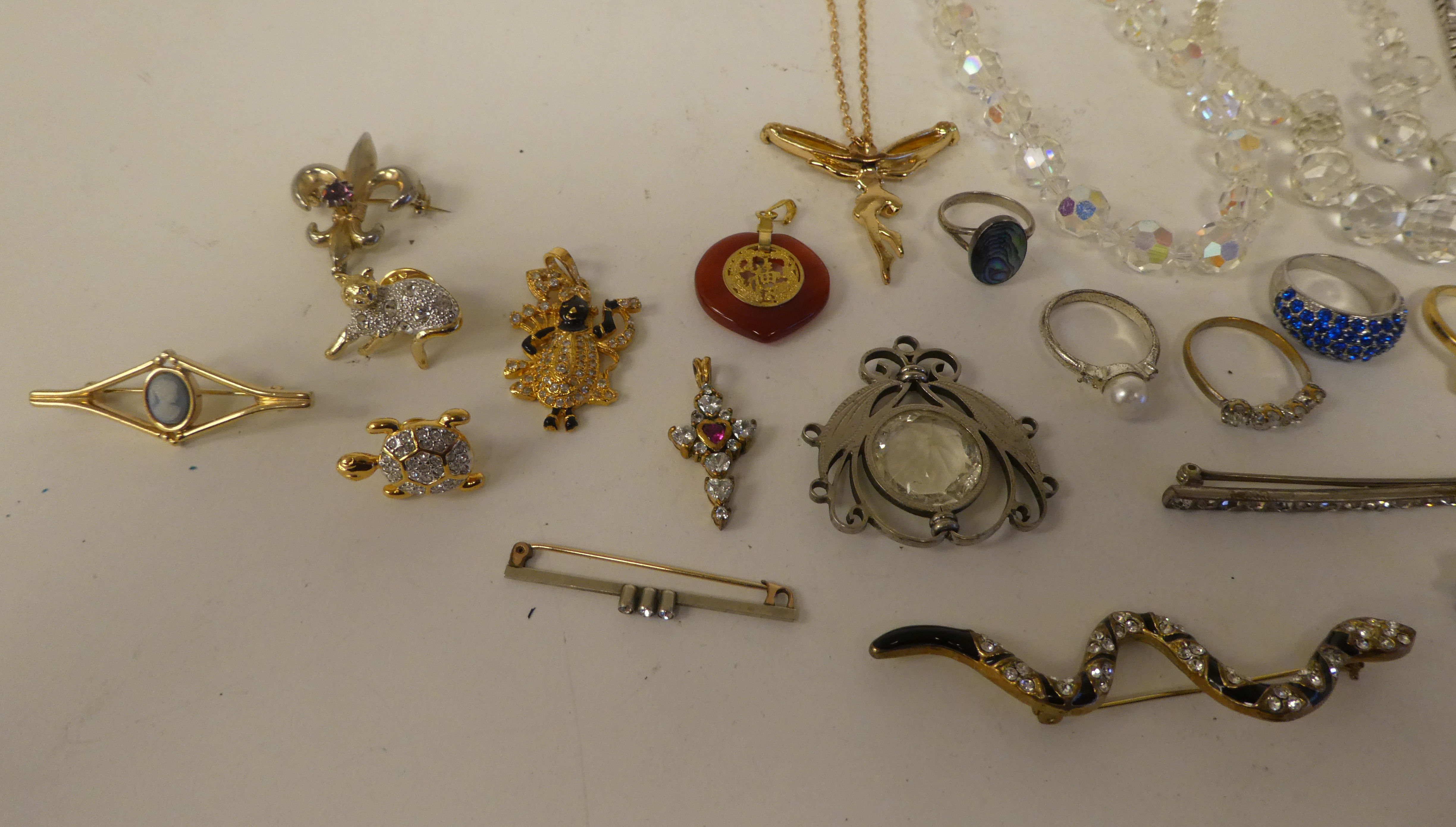 Costume jewellery: to include brooches; bangles; rings; and earrings - Image 4 of 6