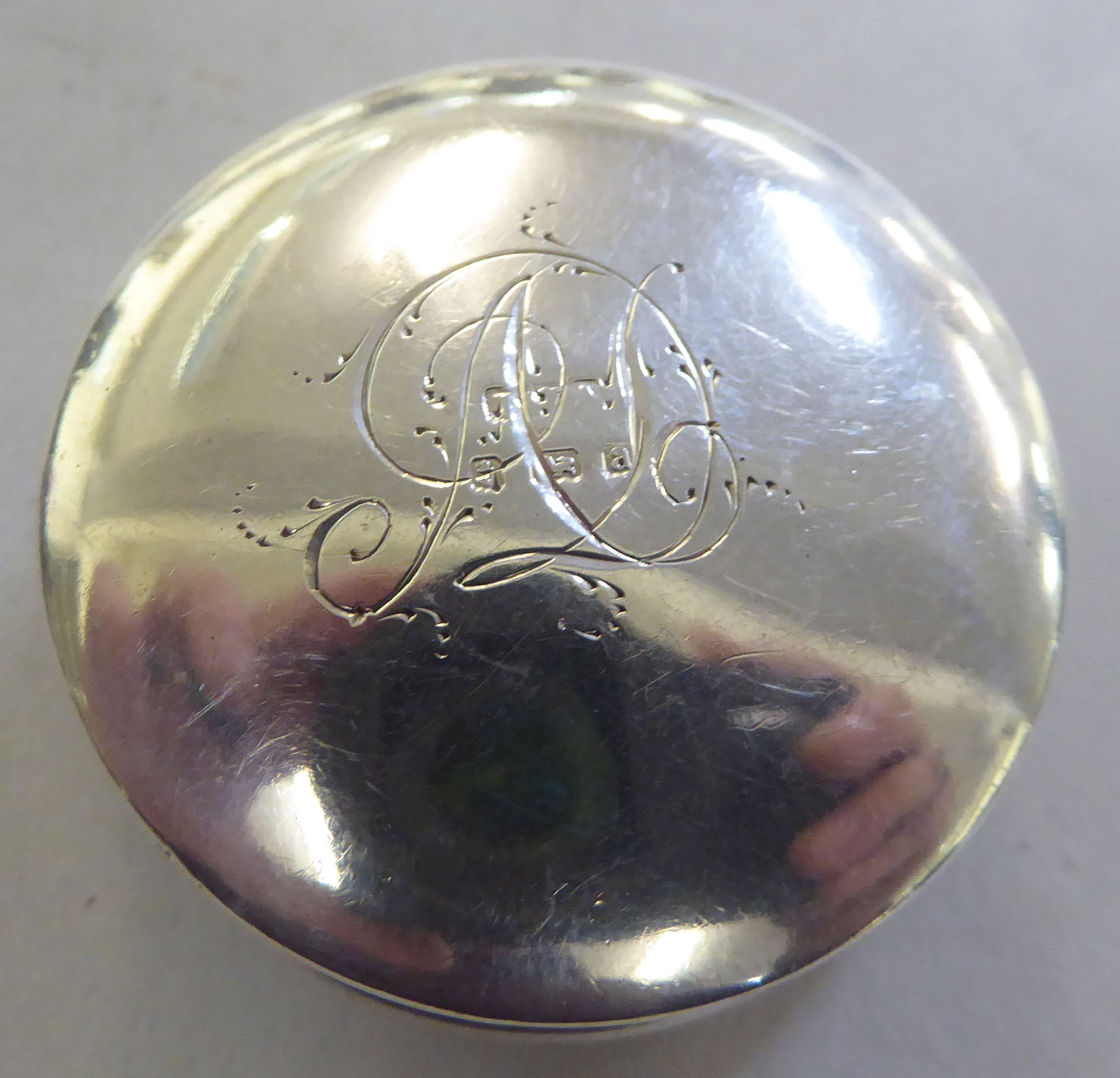 Silver and white metal collectables: to include a late Victorian pill box  London 1896 - Image 7 of 9