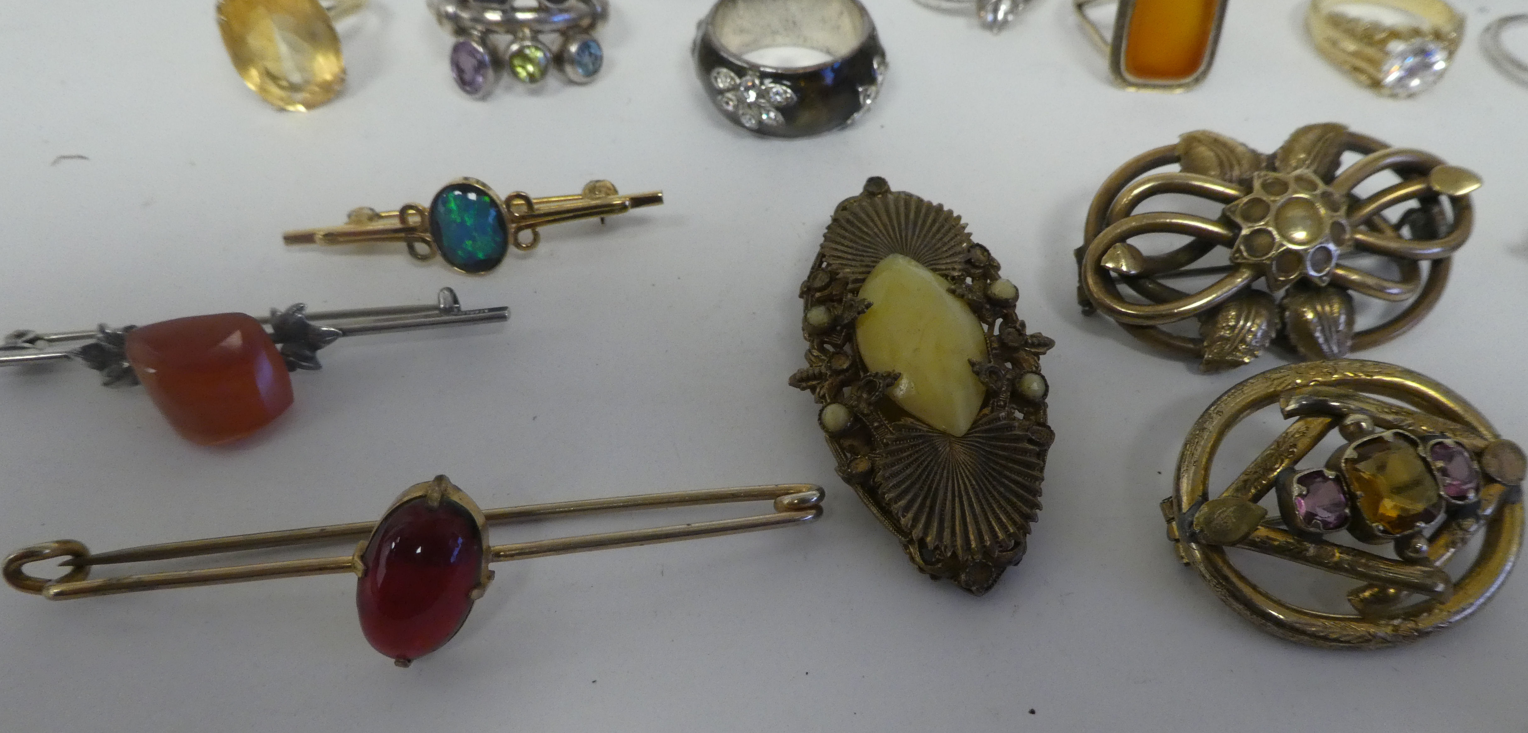 Costume jewellery: to include necklaces; brooches; and rings - Image 11 of 15