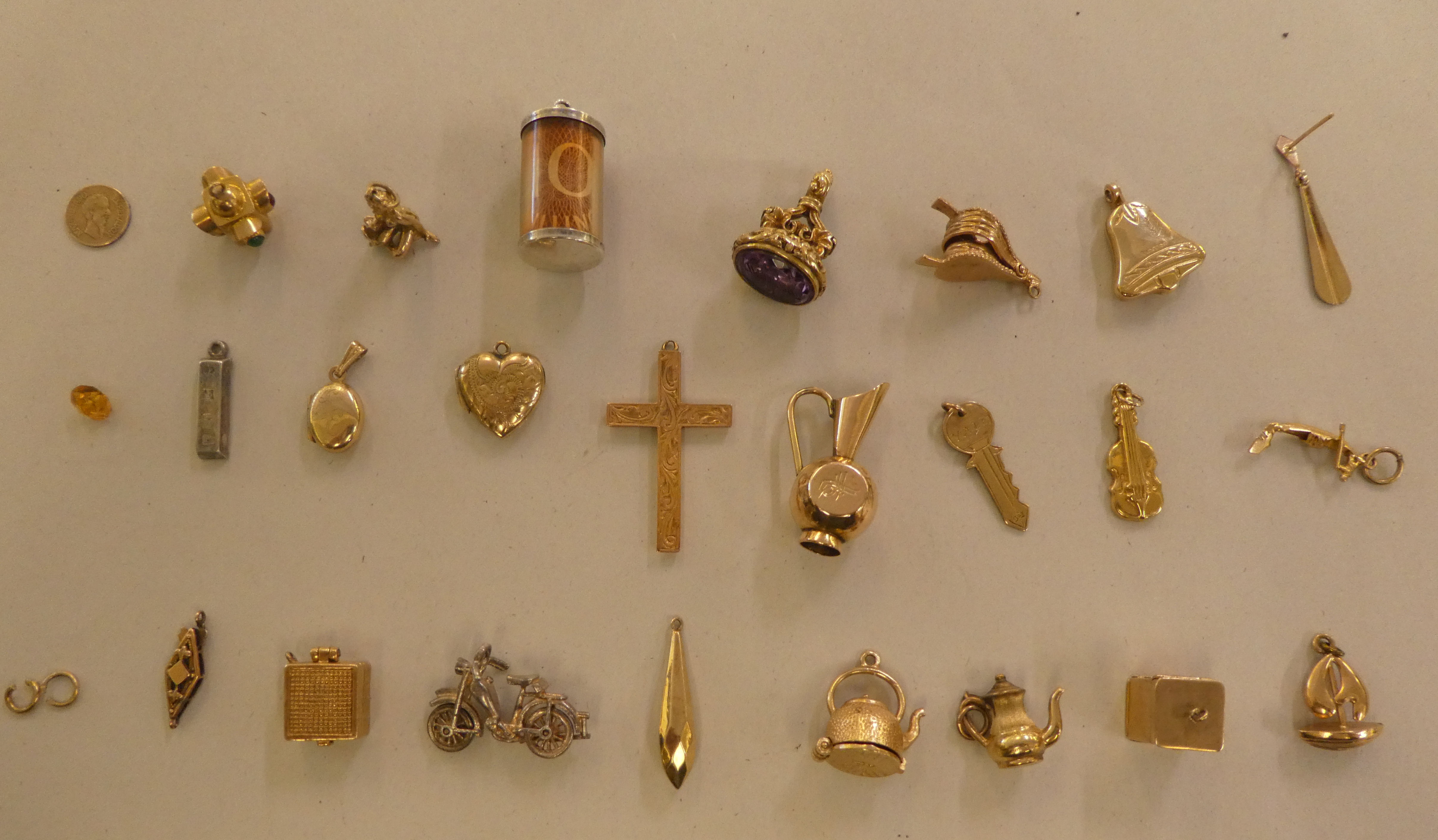 9ct gold, gold coloured and other metal bracelet charms