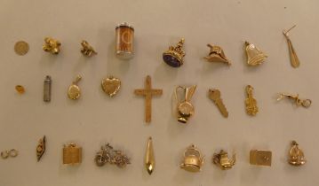 9ct gold, gold coloured and other metal bracelet charms