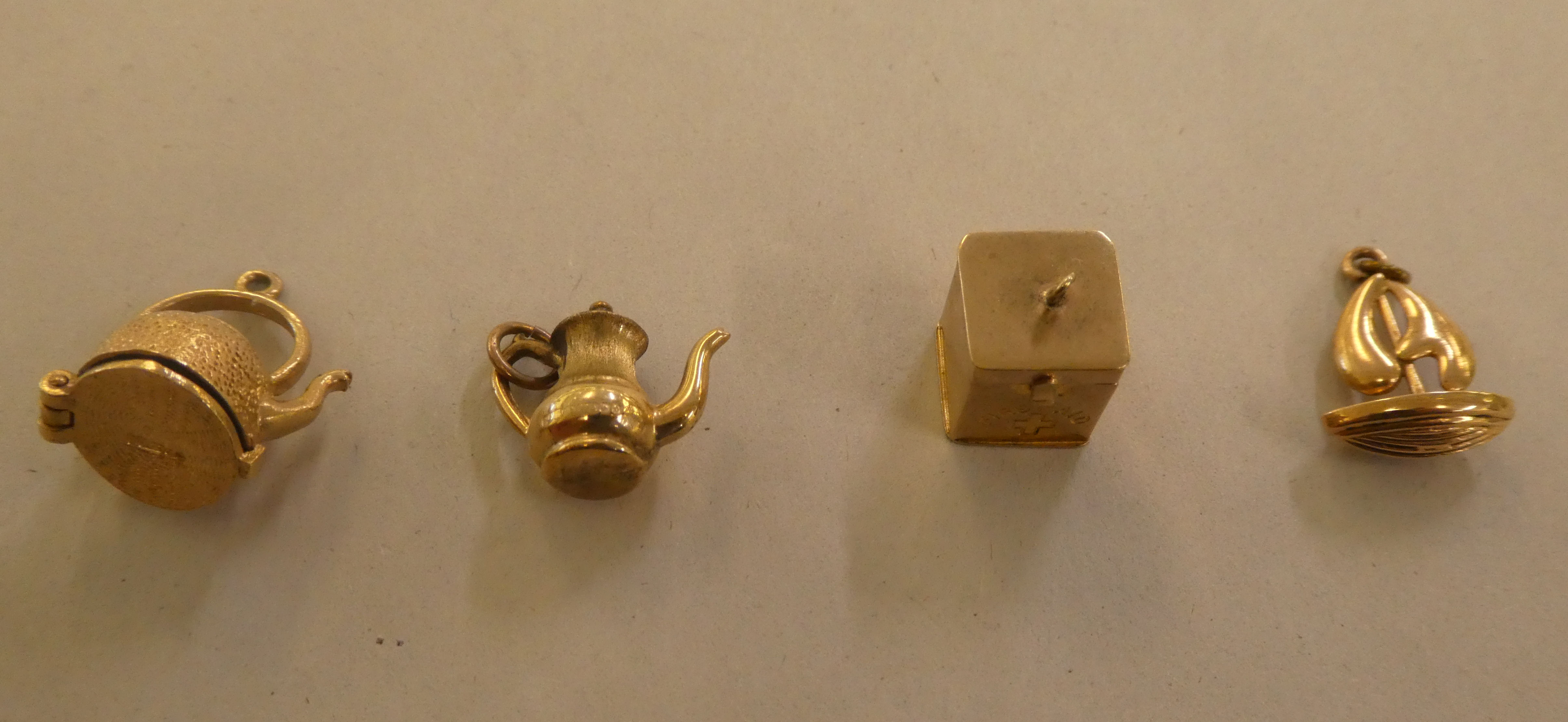 9ct gold, gold coloured and other metal bracelet charms - Image 9 of 9