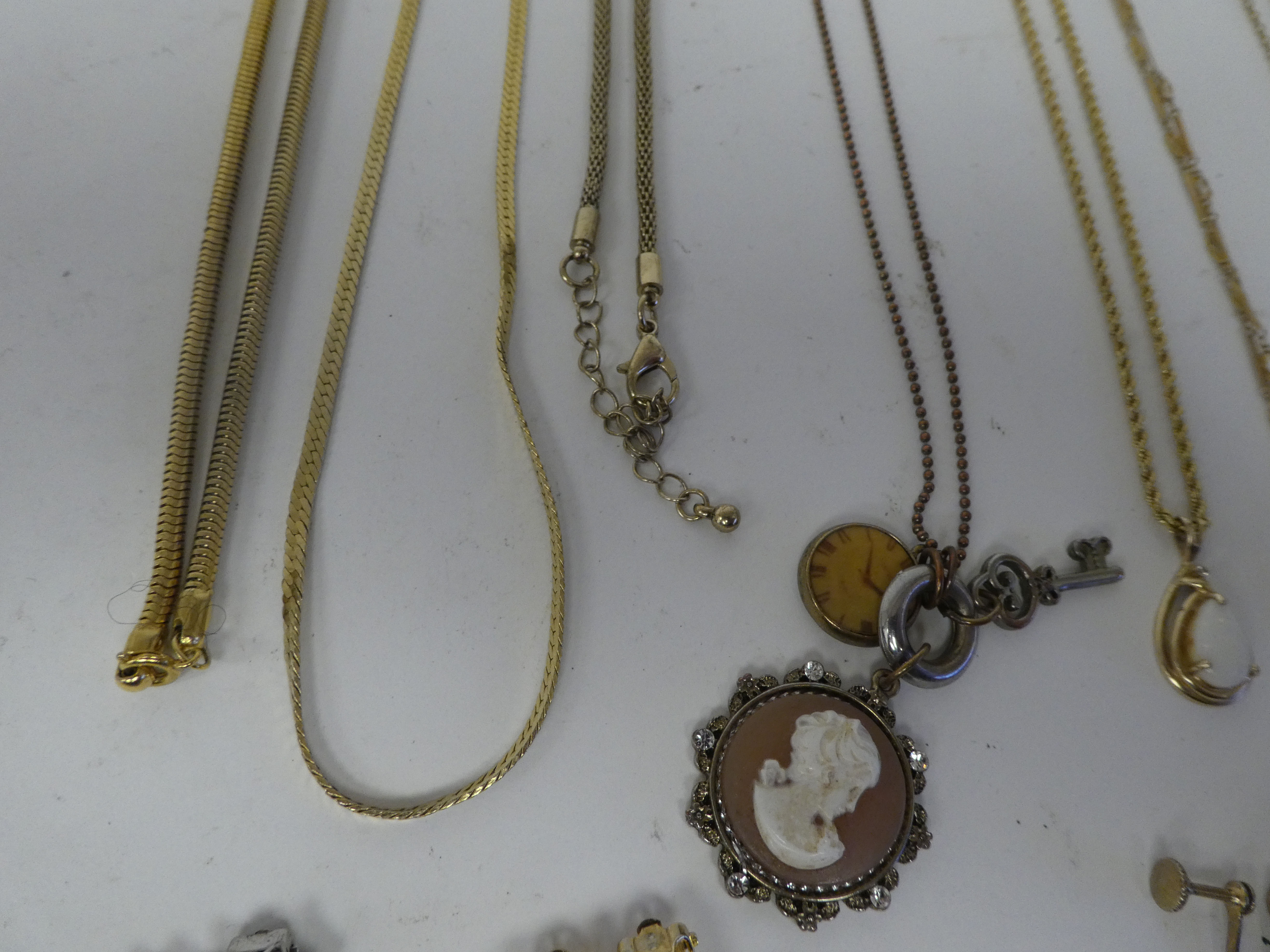 Costume jewellery: to include necklaces; brooches; and rings - Image 5 of 15