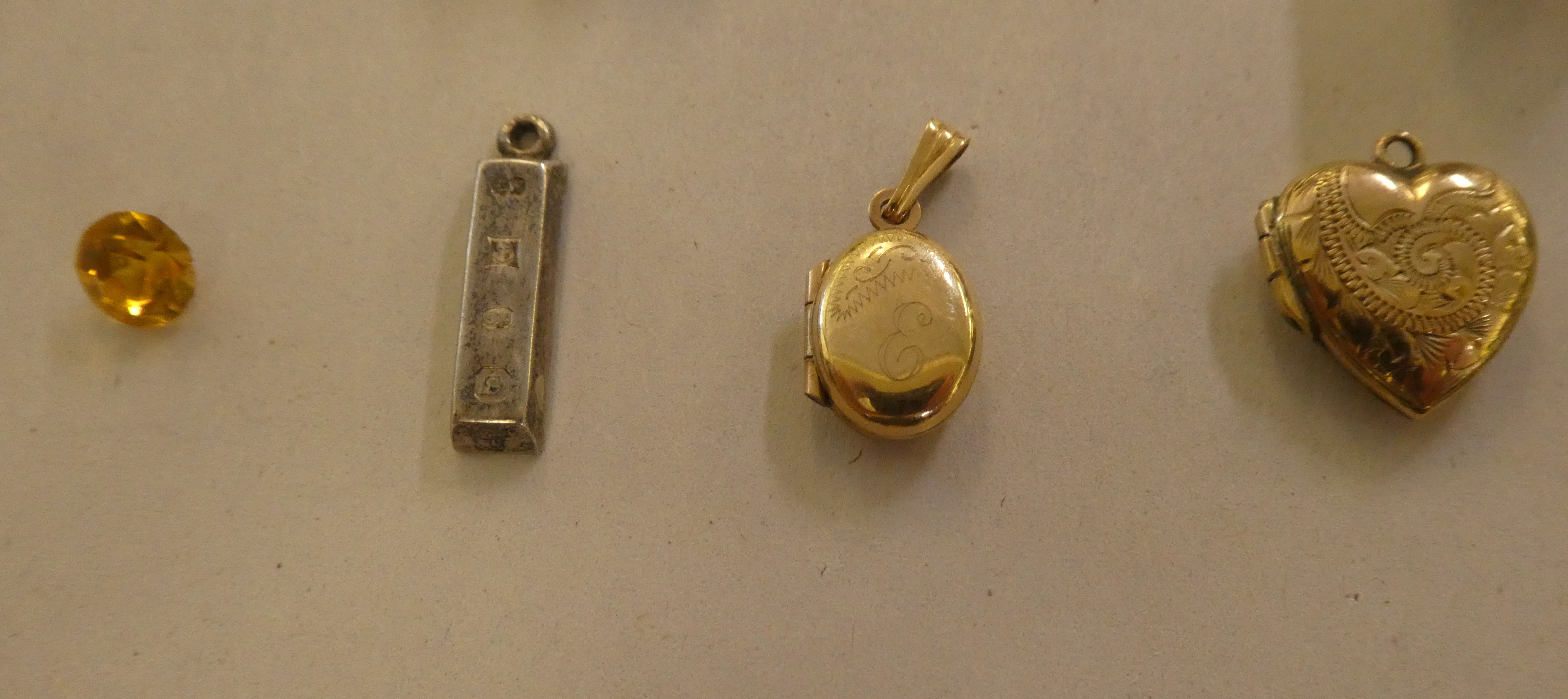 9ct gold, gold coloured and other metal bracelet charms - Image 4 of 9