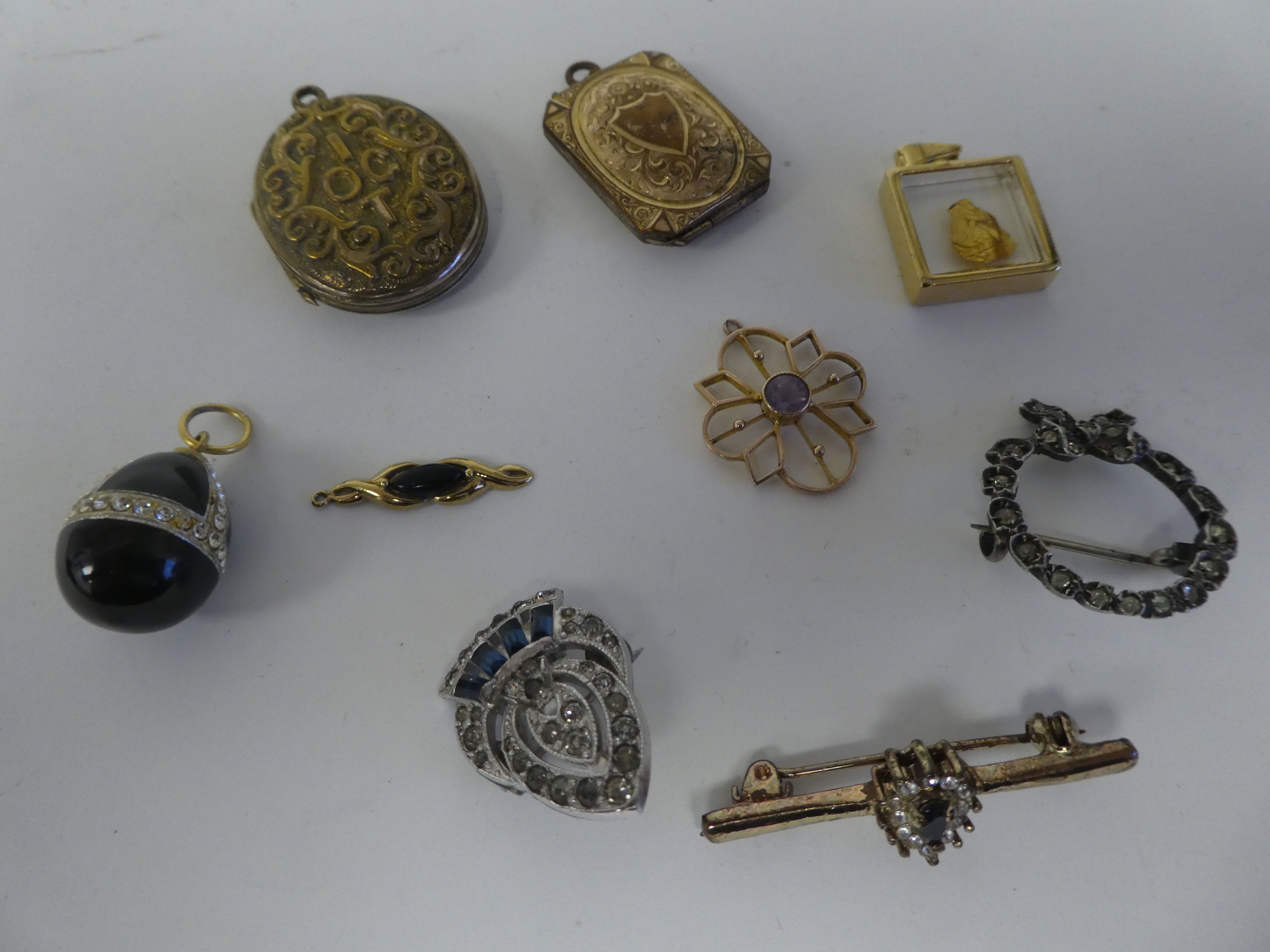 Costume jewellery: to include necklaces; brooches; and rings - Image 15 of 15