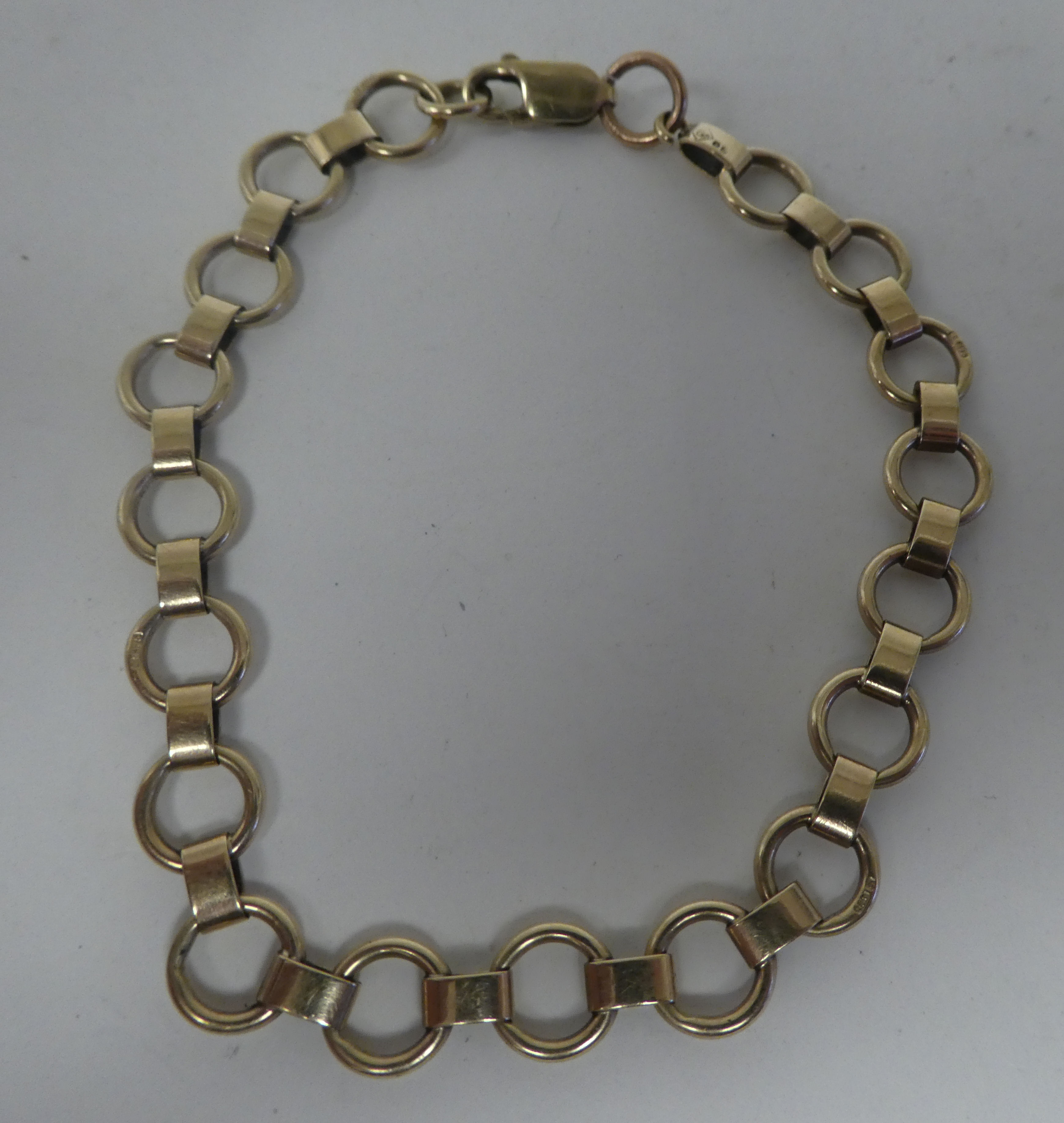 A gold coloured metal ring link bracelet