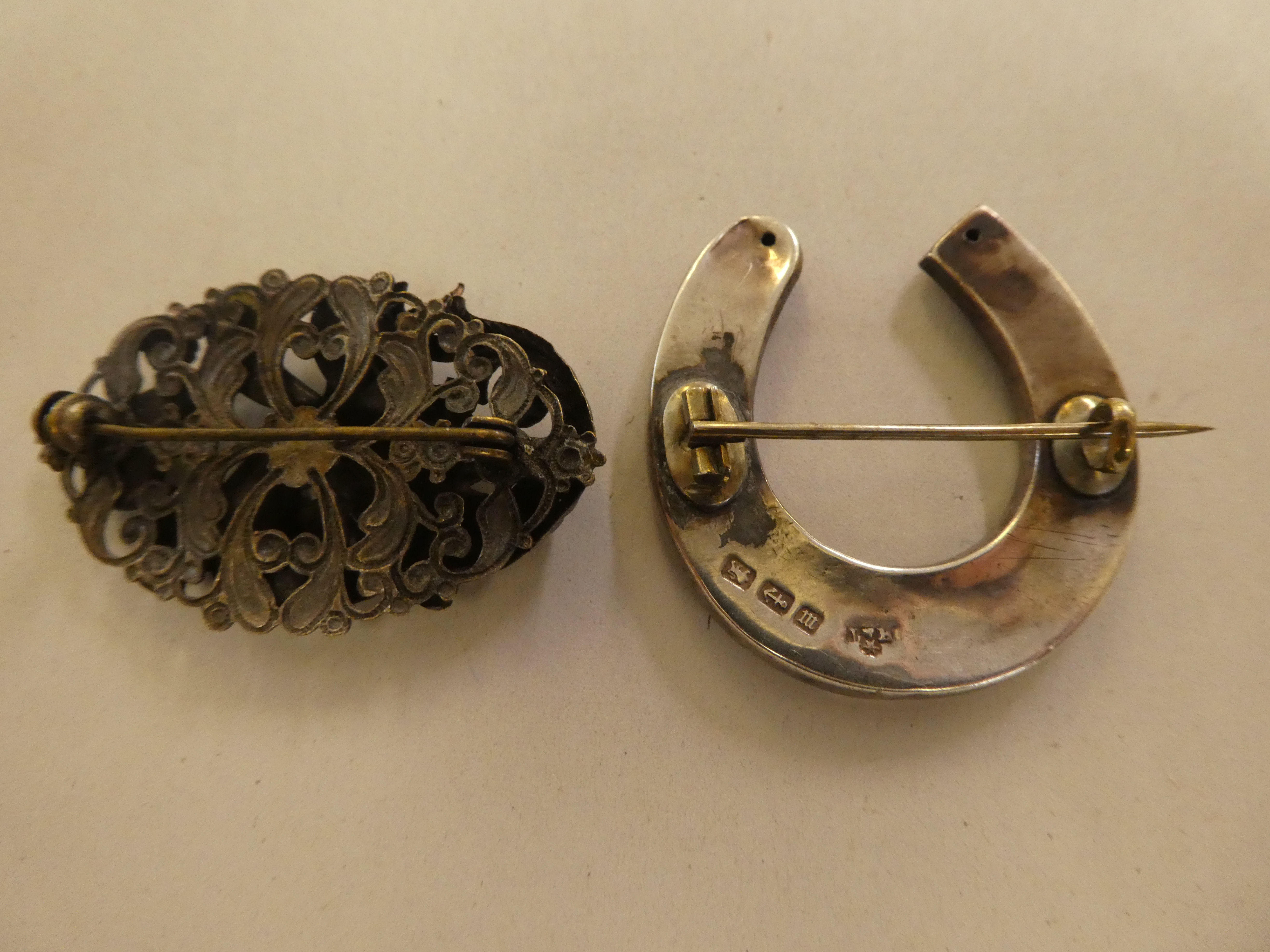 Silver and white metal jewellery: to include a silver horseshoe shaped brooch  indistinct marks - Image 3 of 5