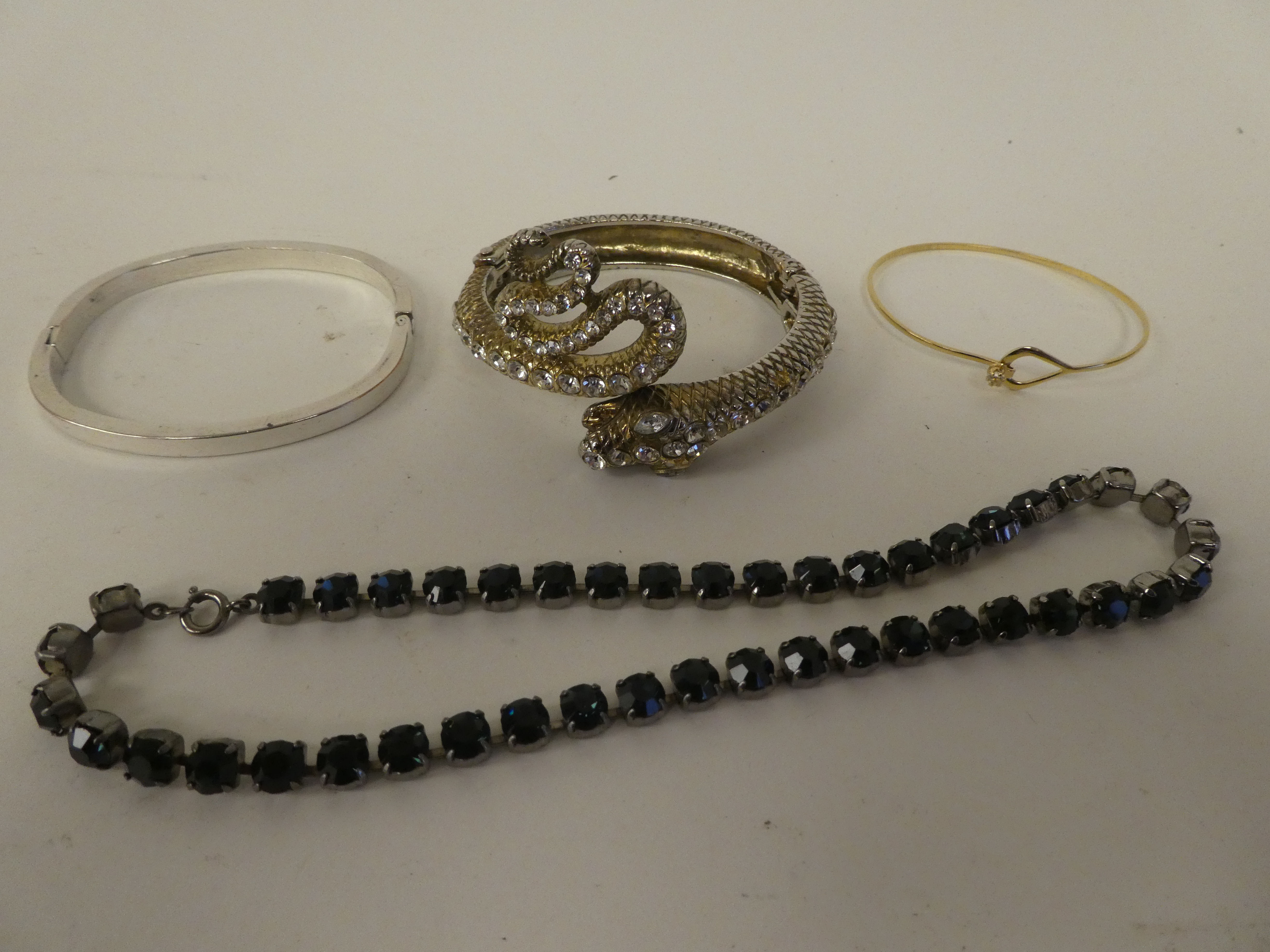 Costume jewellery: to include brooches; bangles; rings; and earrings - Image 6 of 6