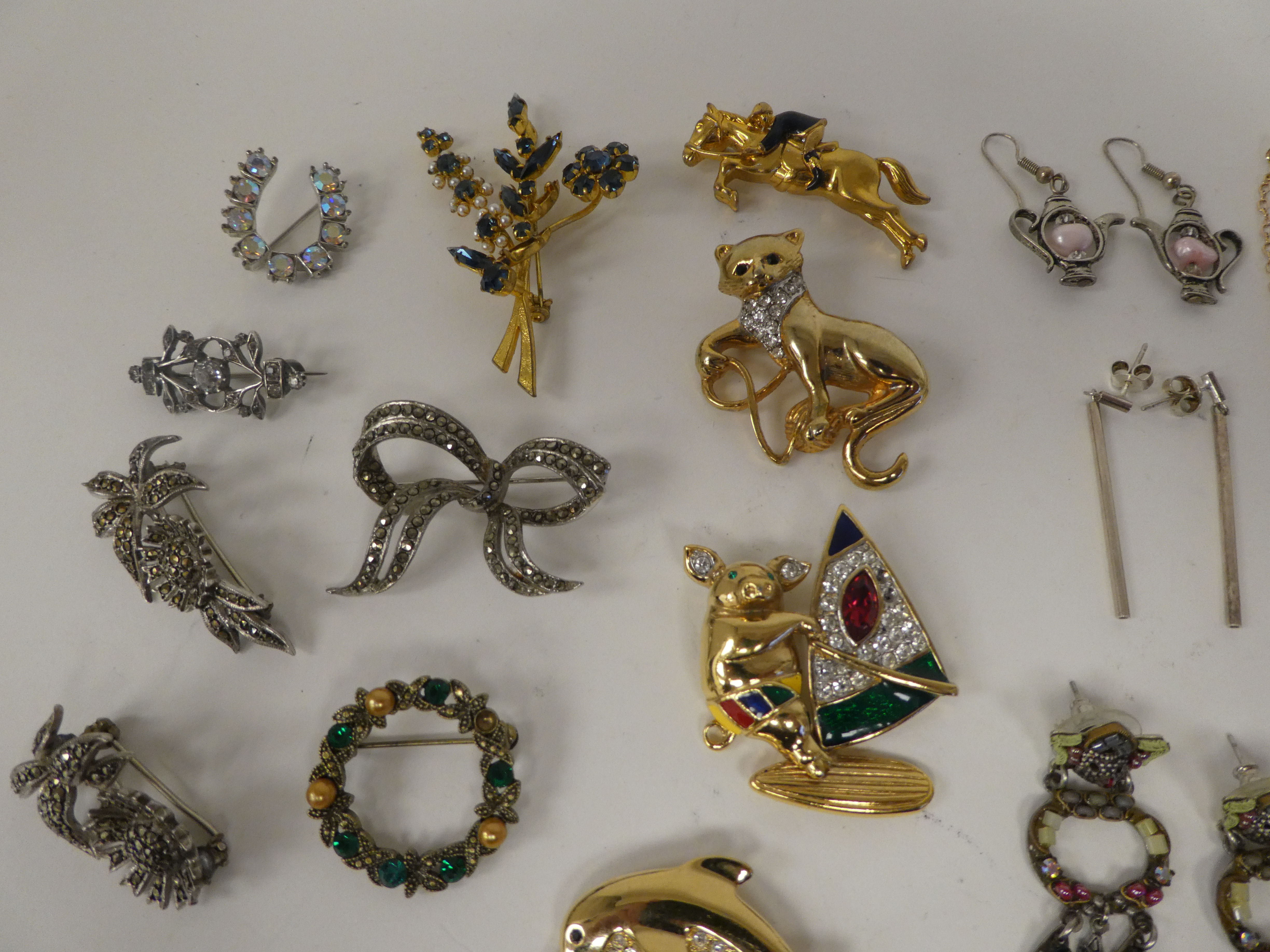 Costume jewellery: to include brooches; bangles; rings; and earrings - Image 2 of 6